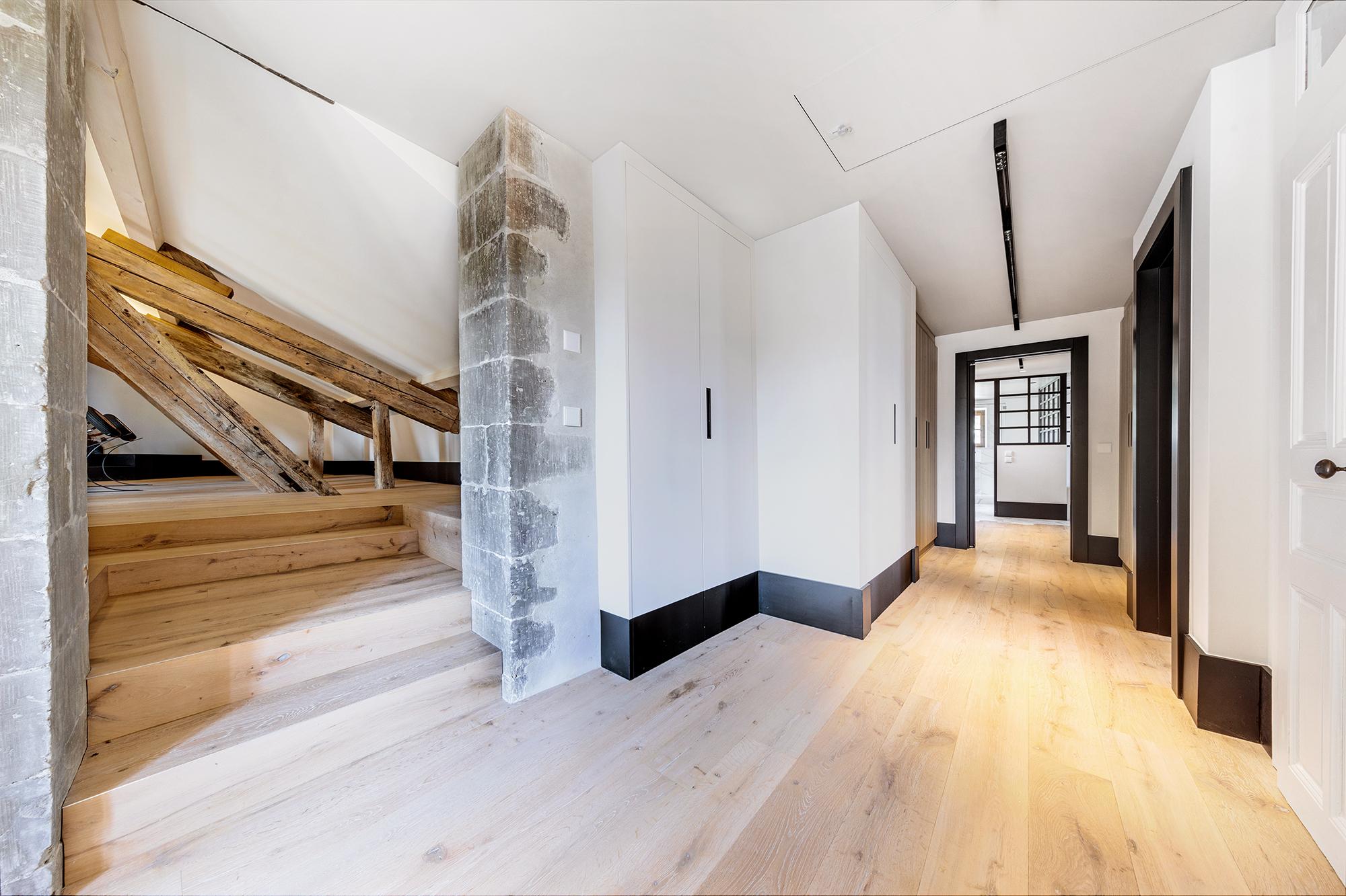 Moderner Flur mit Treppe und Einbauschränken