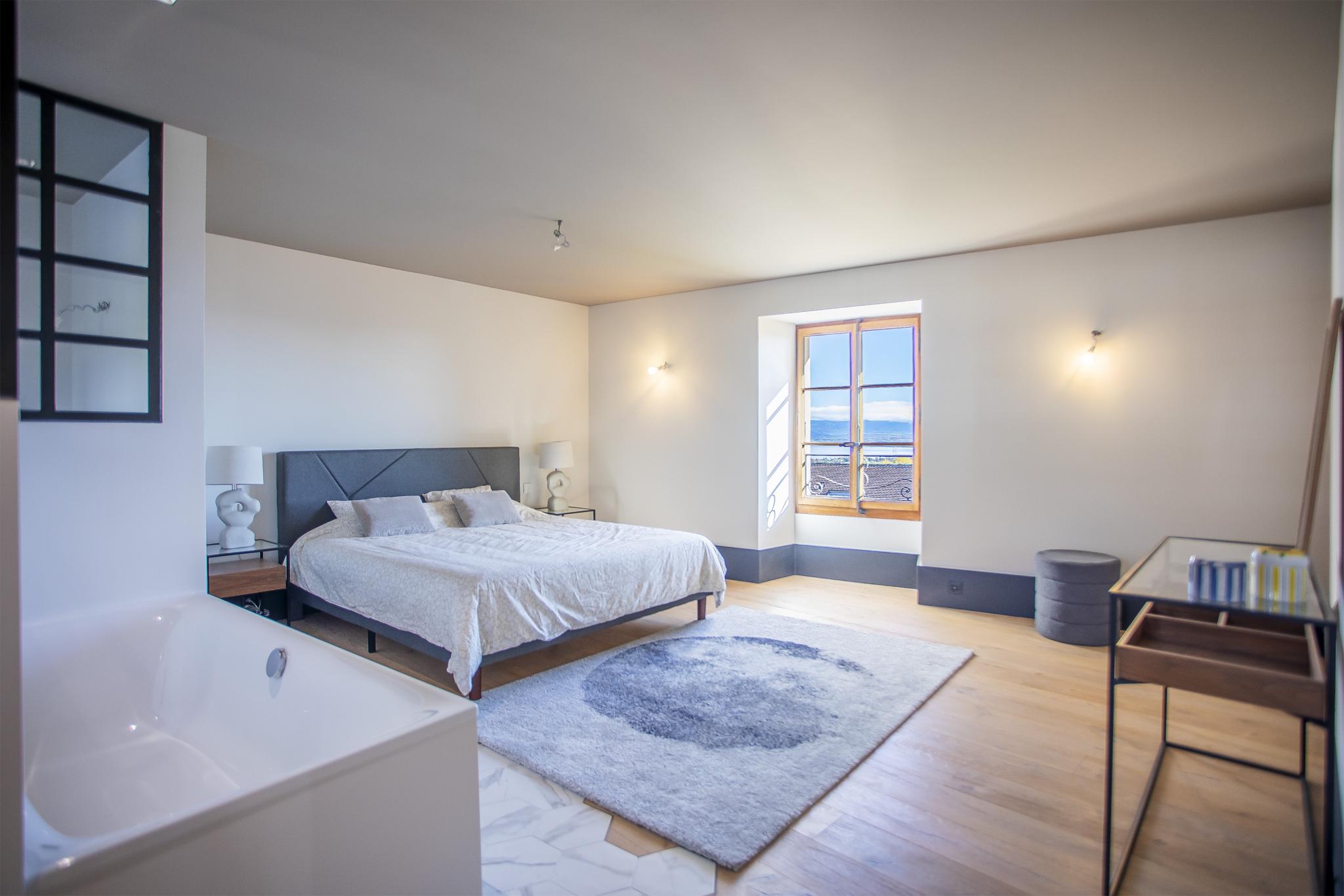 Helles Schlafzimmer mit Fensterblick