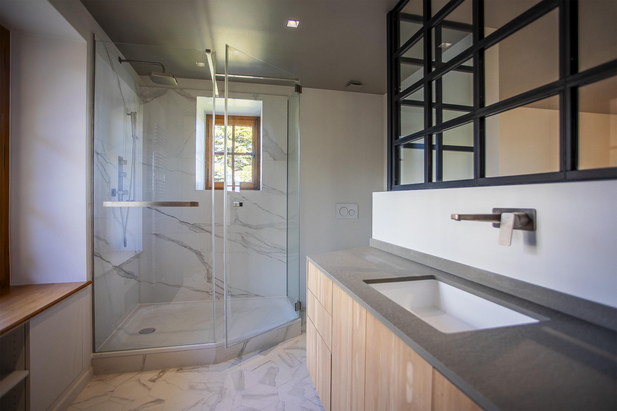 Modernes Badezimmer mit Walk-in-Dusche