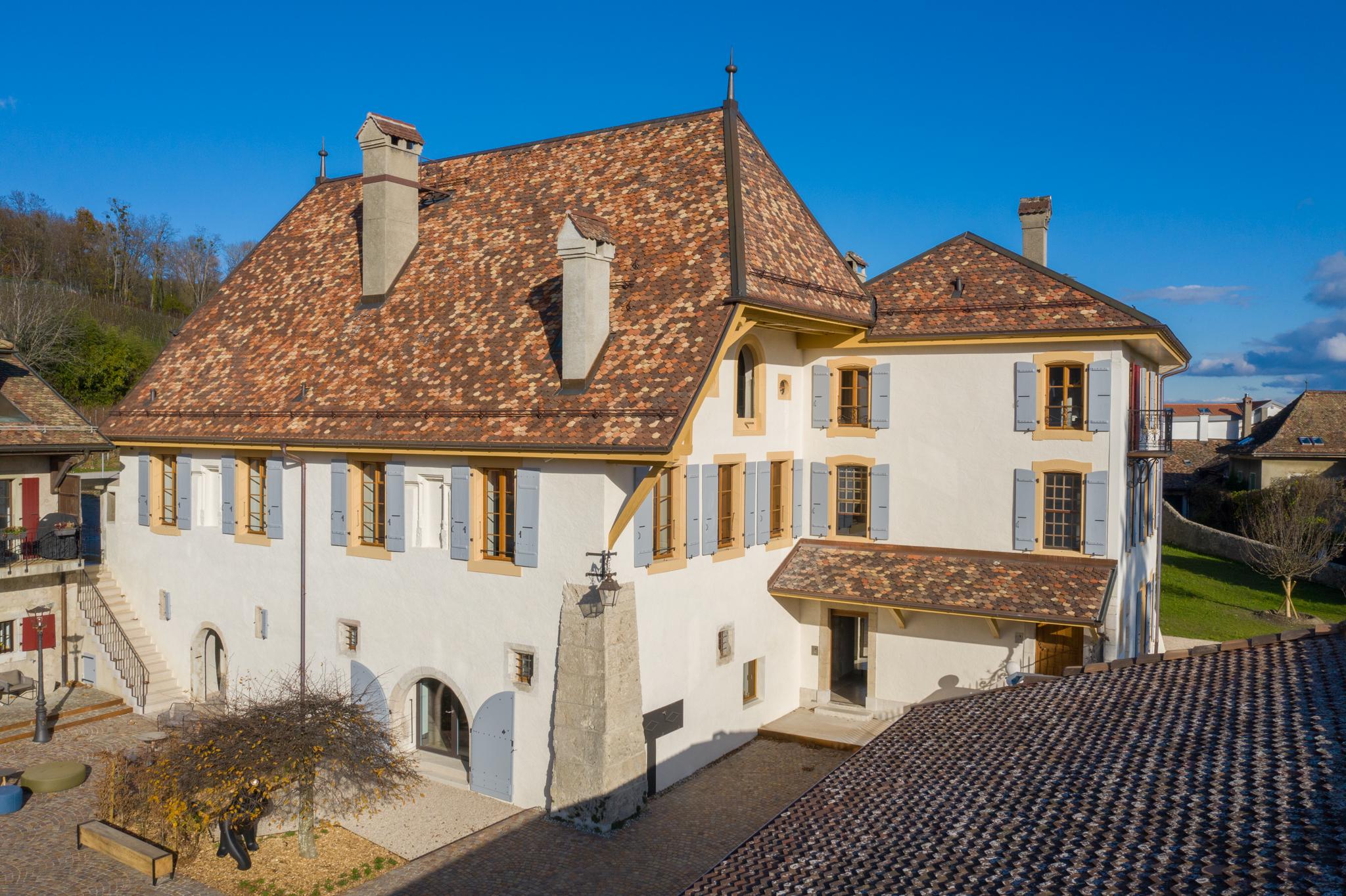 Historisches Wohnhaus mit großem Schindeldach
