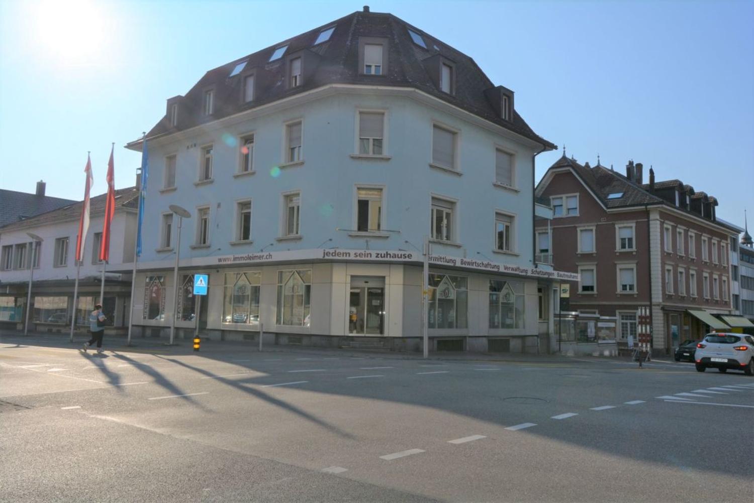Straßeneckansicht eines mehrgeschossigen Gebäudes