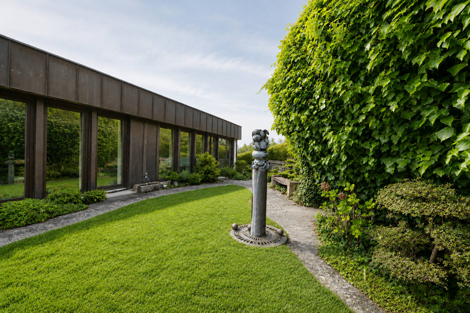 Moderner Garten mit Glasfront
