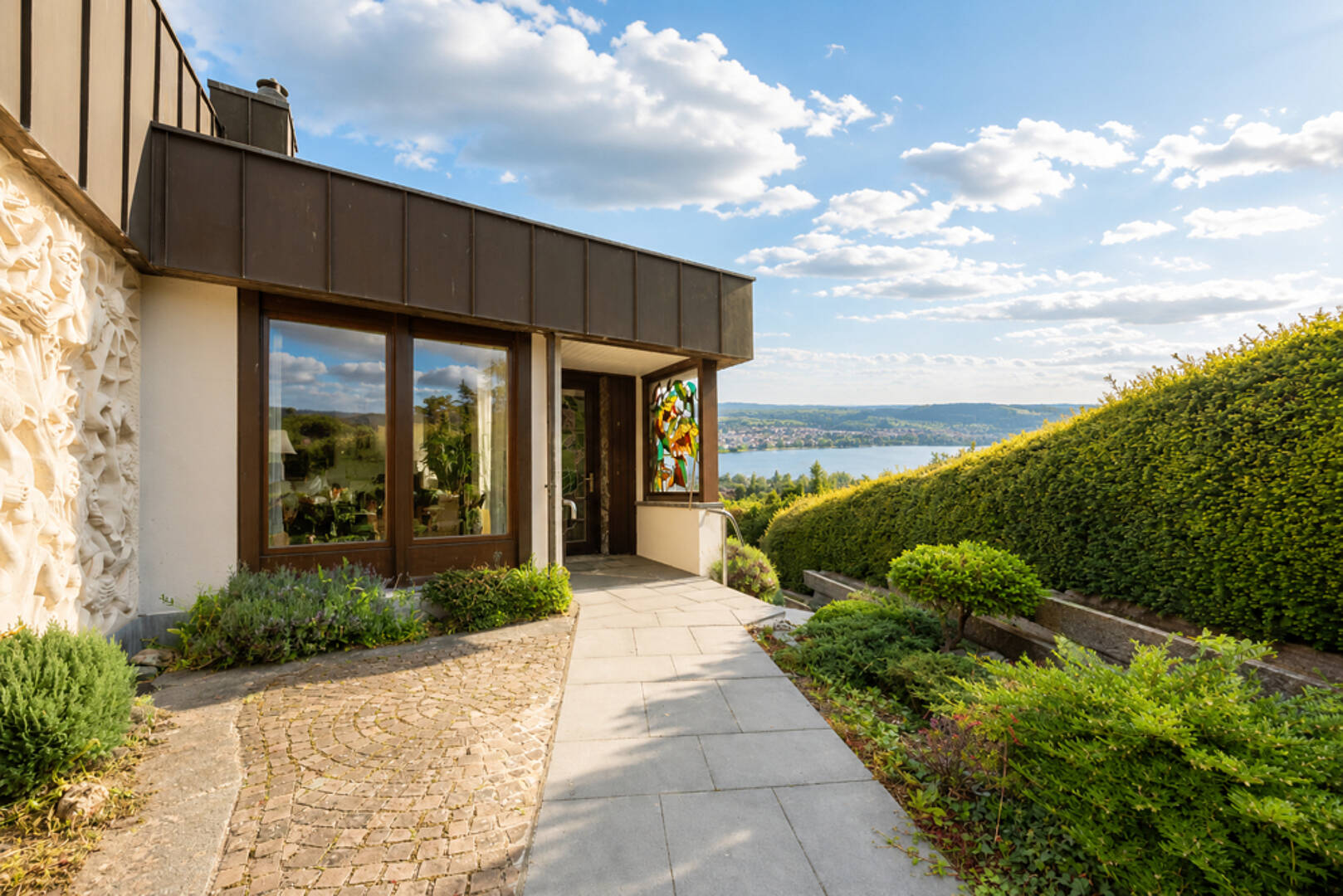 Außenansicht eines Hauses mit Seeblick