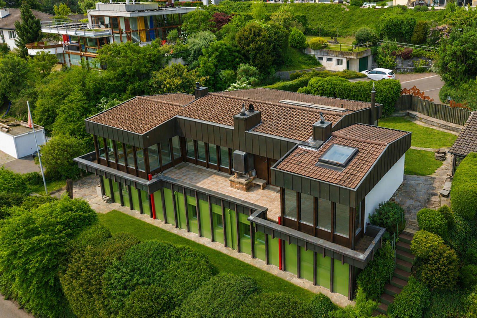 Modernes Haus in üppiger Gartenlage