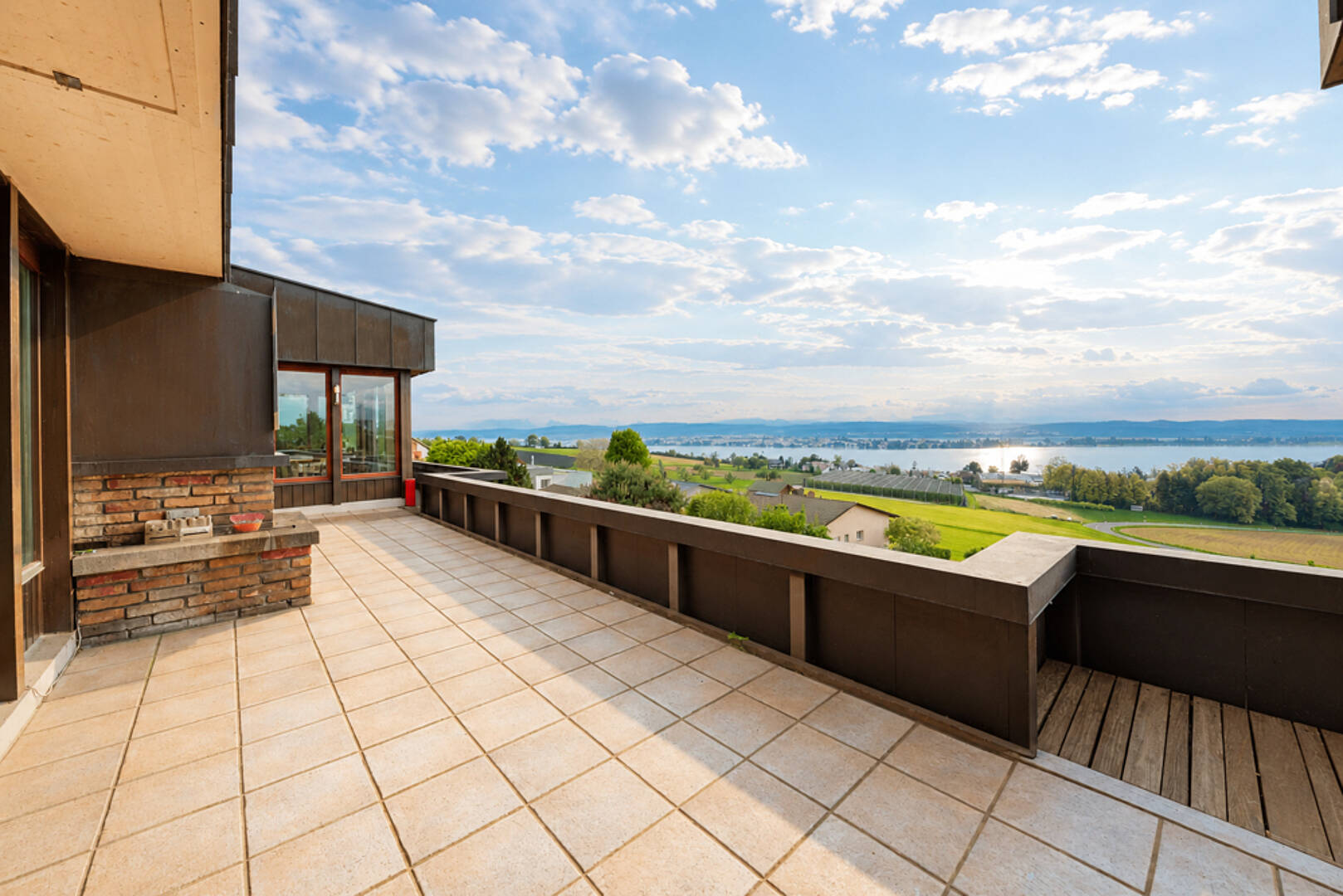 Große Terrasse mit Seeblick