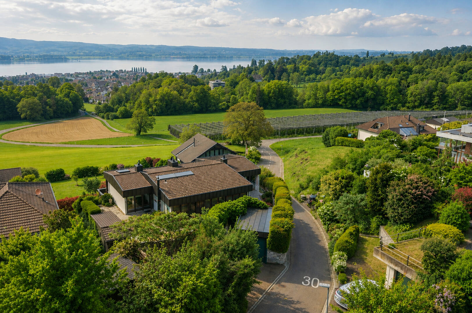 Landschaftsaufnahme mit Häusern und Seeblick