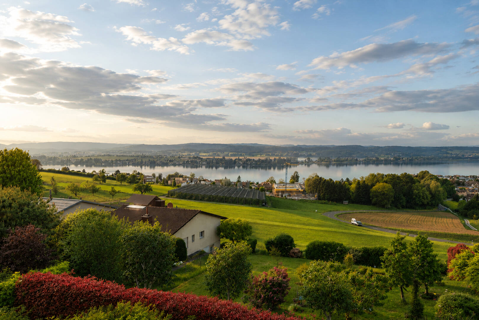 Weitblick über See und Landschaft