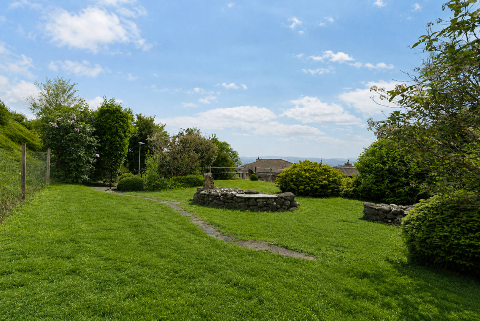 Großer gepflegter Garten mit Ausblick