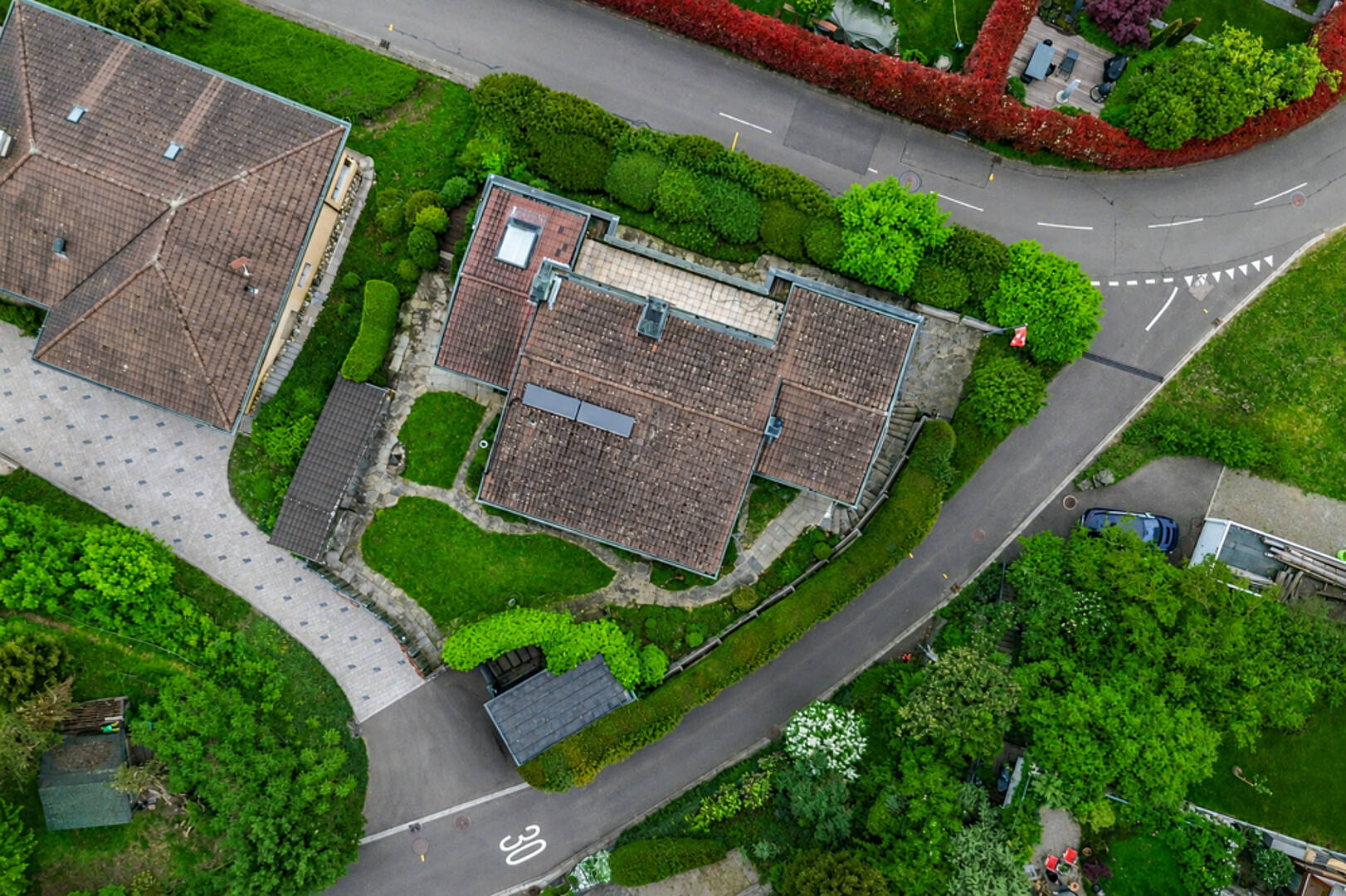 Luftaufnahme eines Wohnhauses mit Garten
