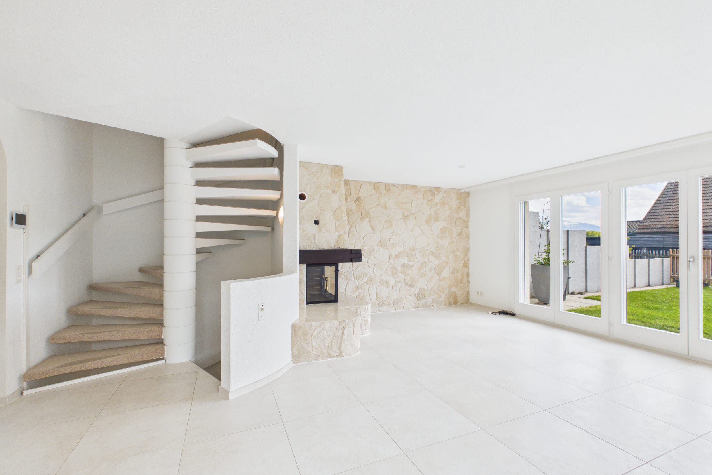 Heller Wohnraum mit Treppe und Kamin