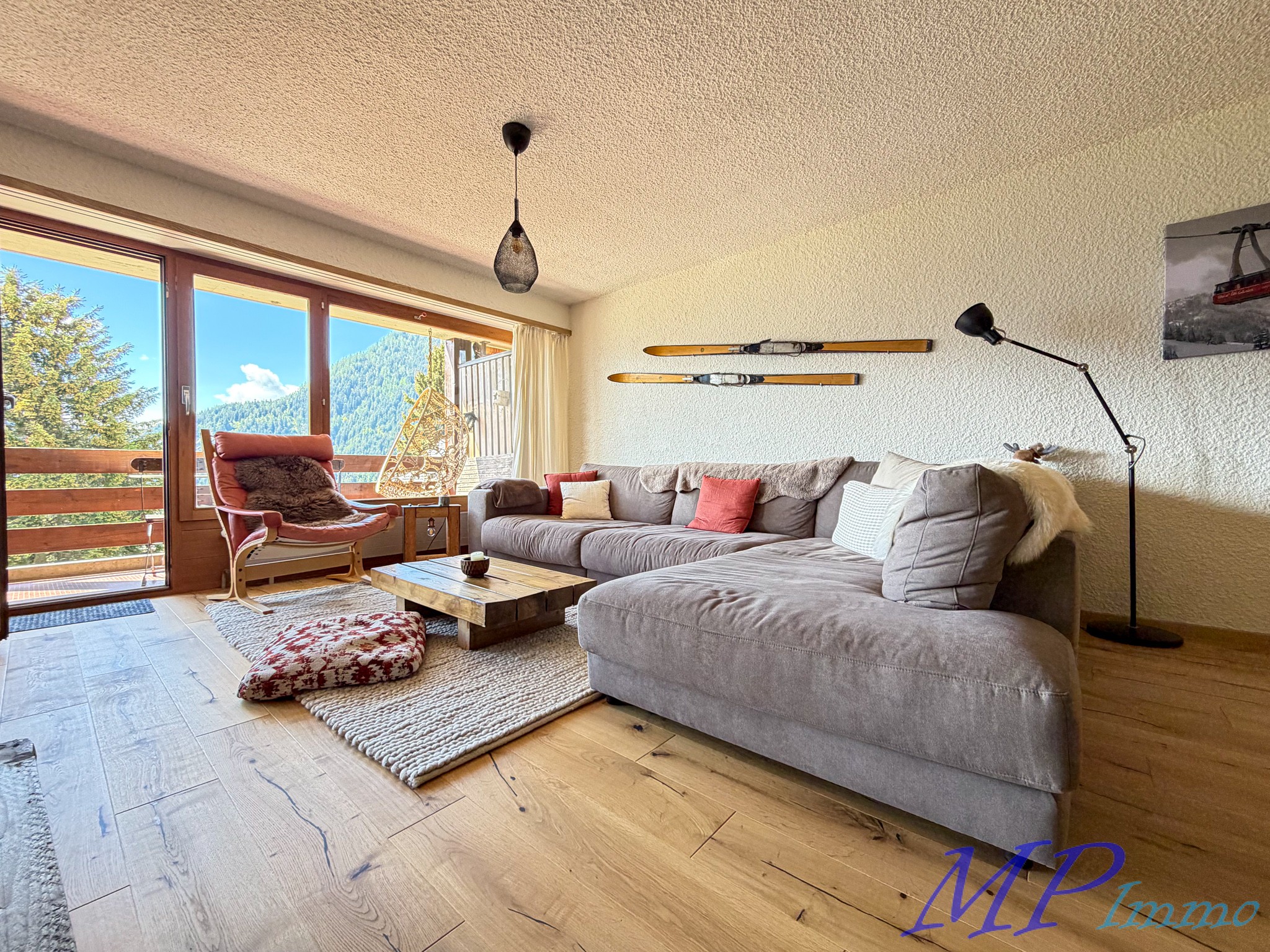 Gemütliches Wohnzimmer mit Bergblick