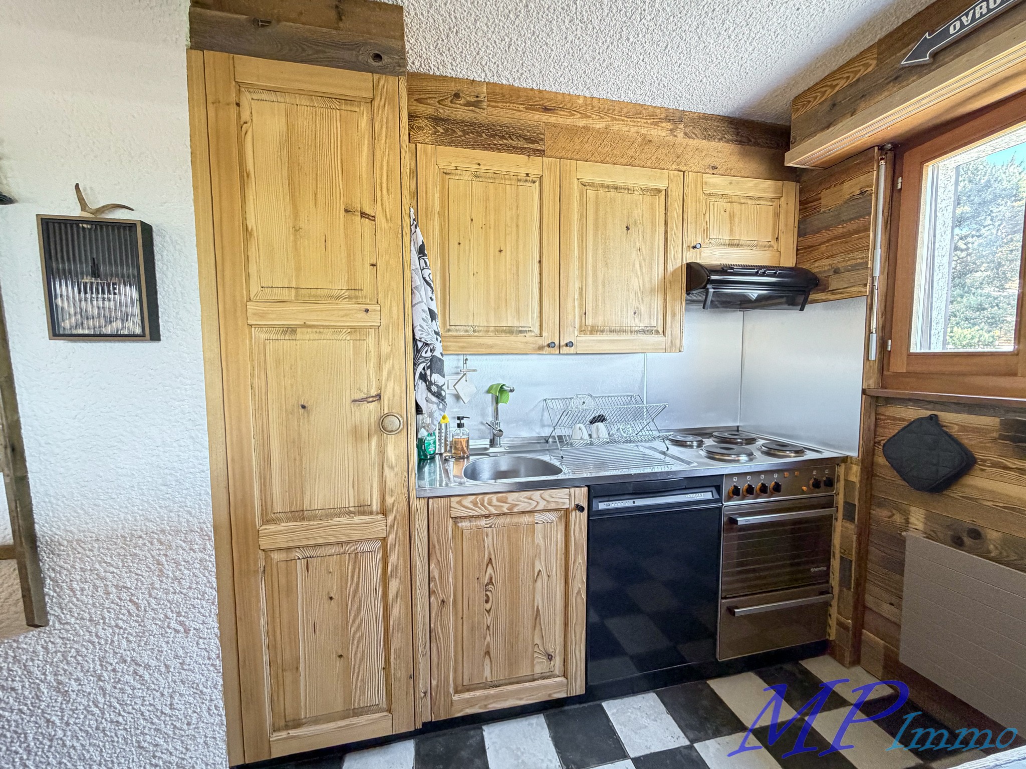 Rustikale Küche mit Holzfronten