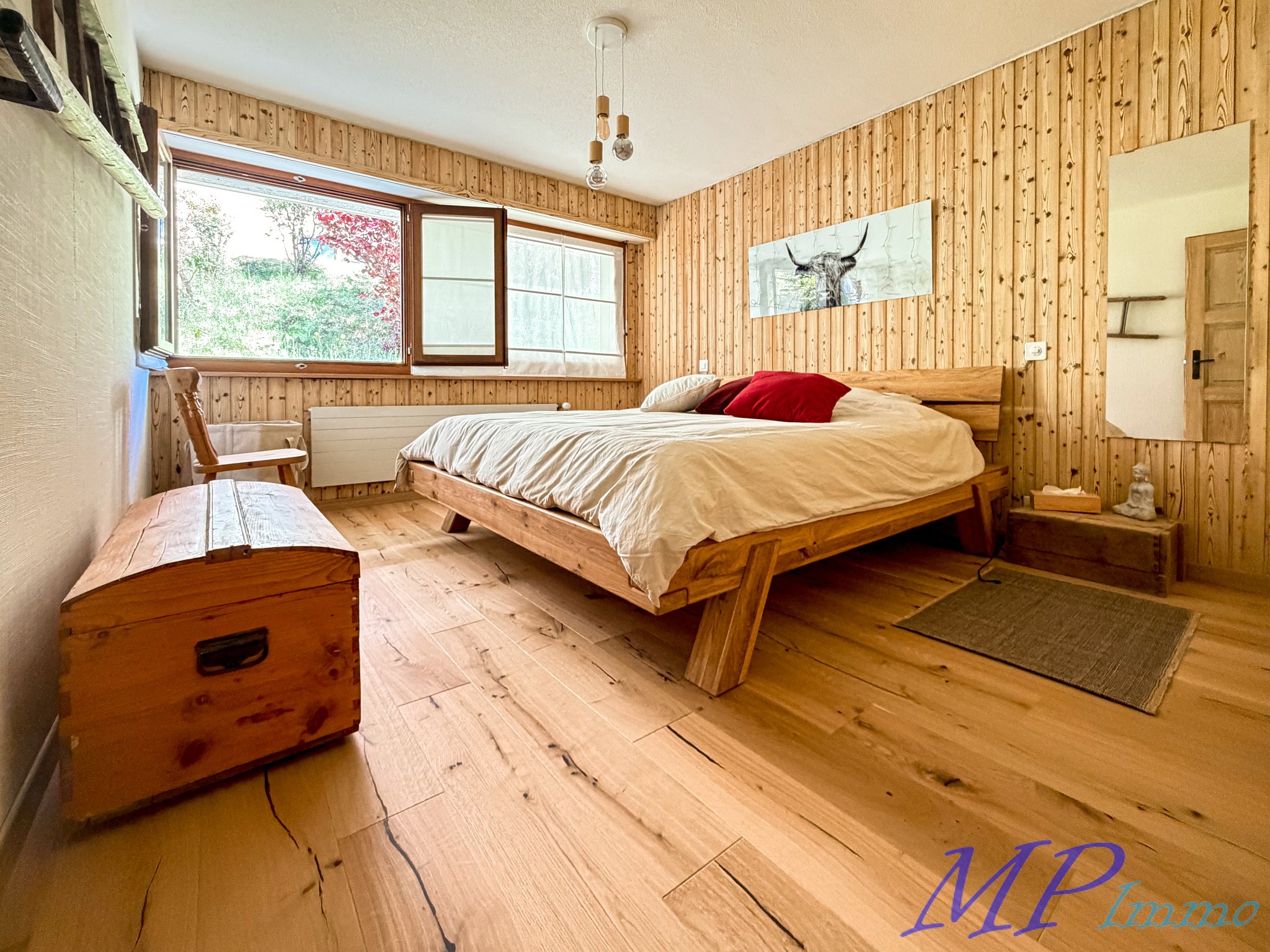 Rustikales Schlafzimmer mit Holzausstattung