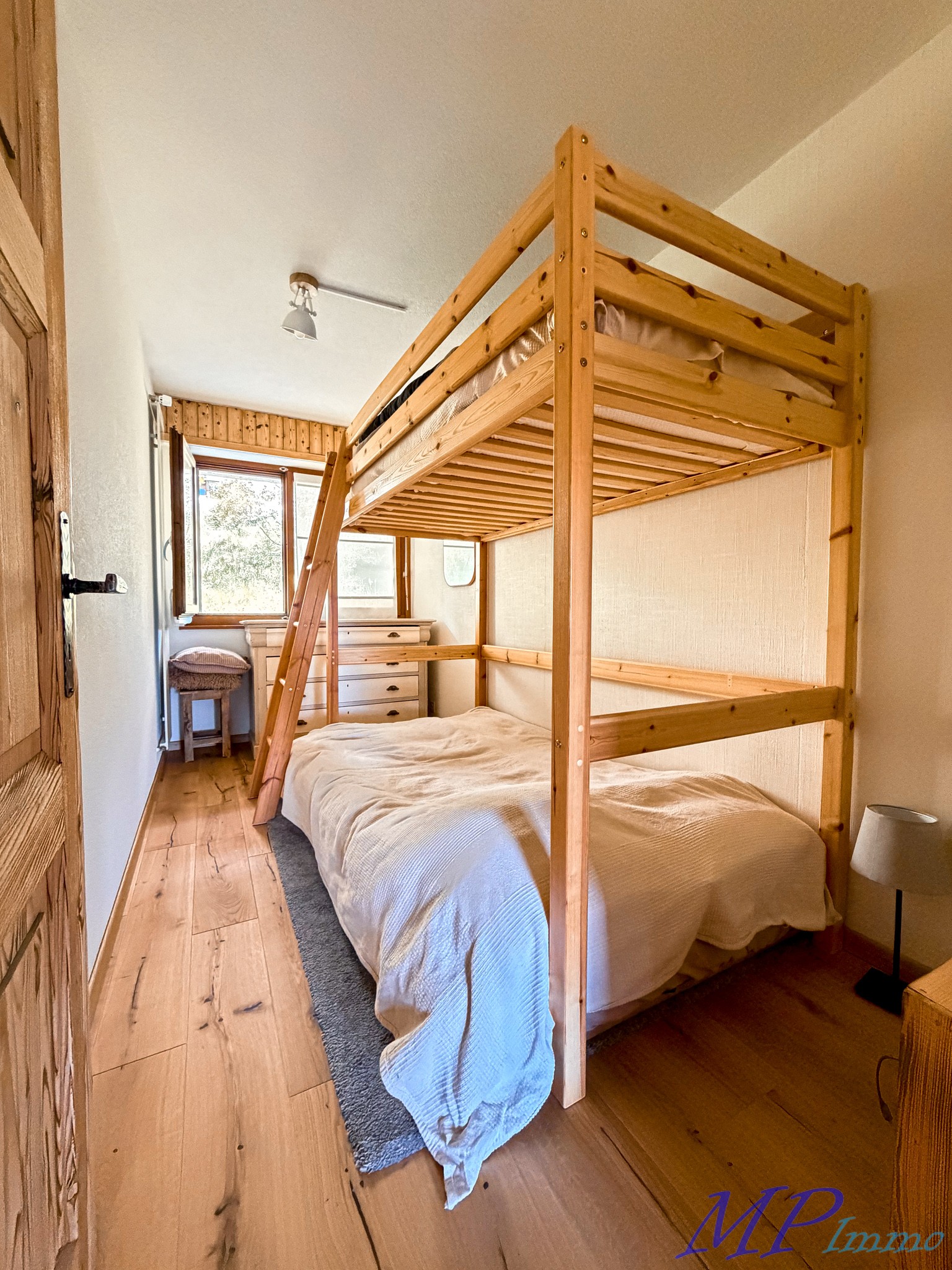 Gemütliches Schlafzimmer mit Etagenbett