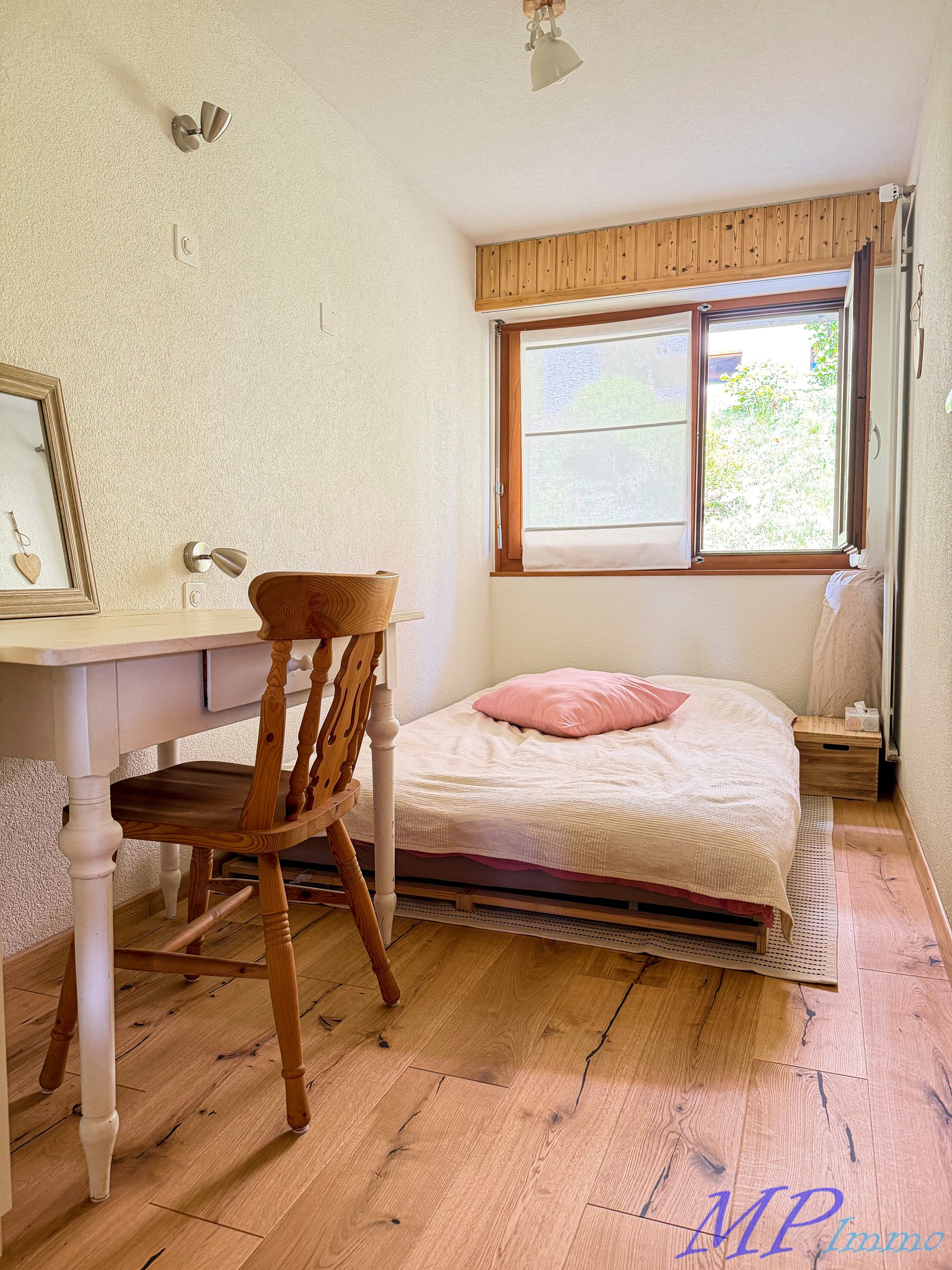 Kleines, helles Schlafzimmer mit Holzboden