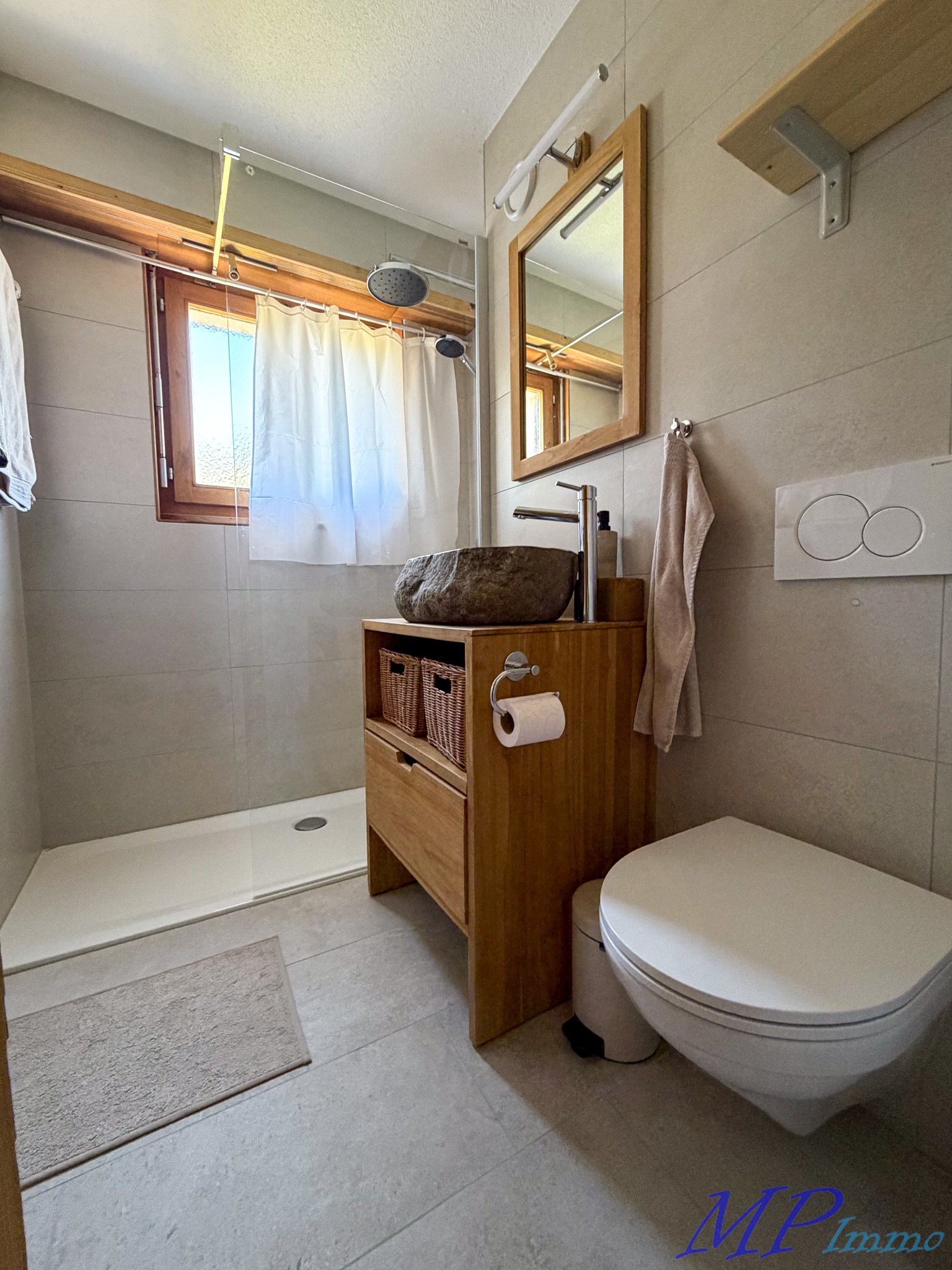 Modernes Badezimmer mit Dusche, Holzwaschtisch und wandhängendem WC