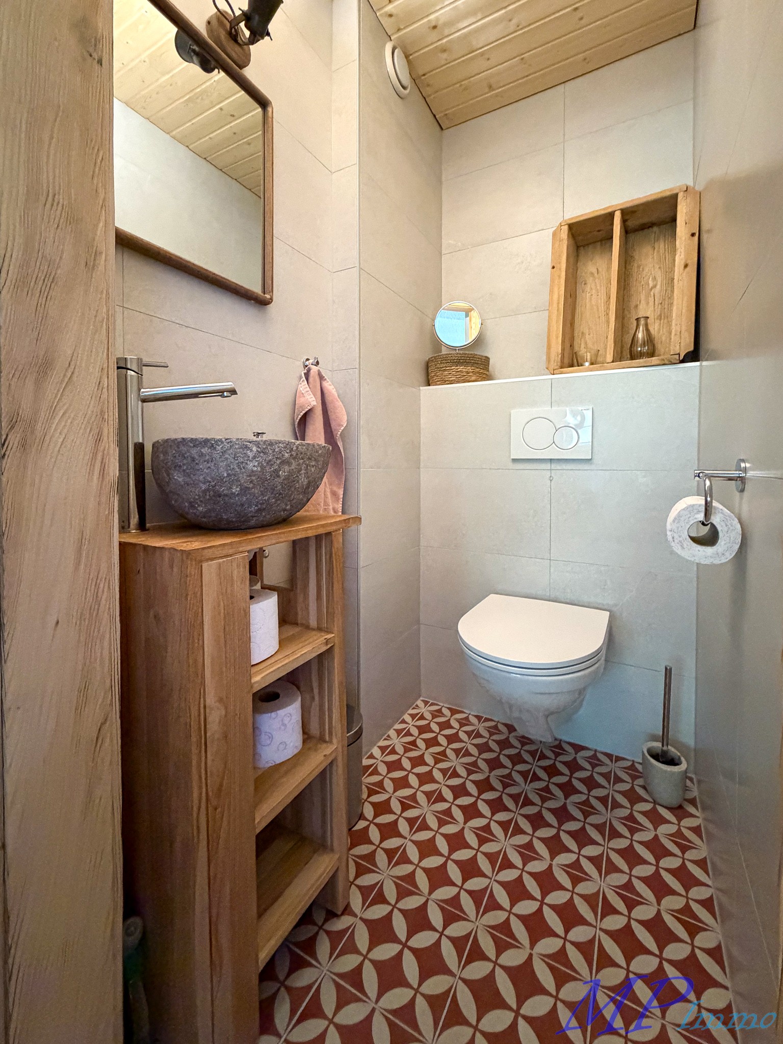 Modernes Gäste-WC mit Naturholz und Fliesenboden