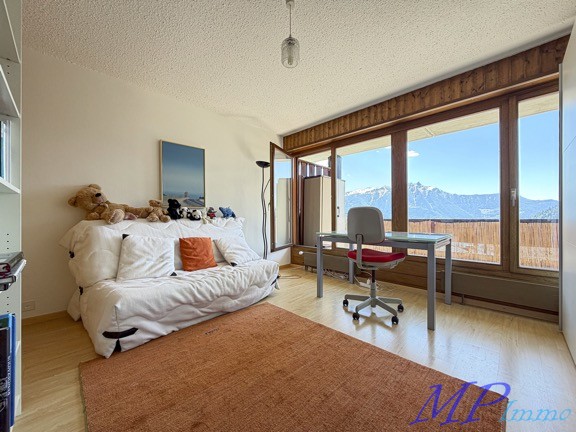 Helles Schlafzimmer mit Bergblick