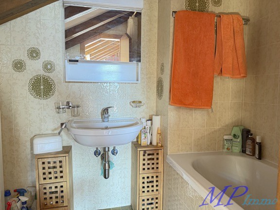 Helles Badezimmer mit Badewanne und Waschbecken