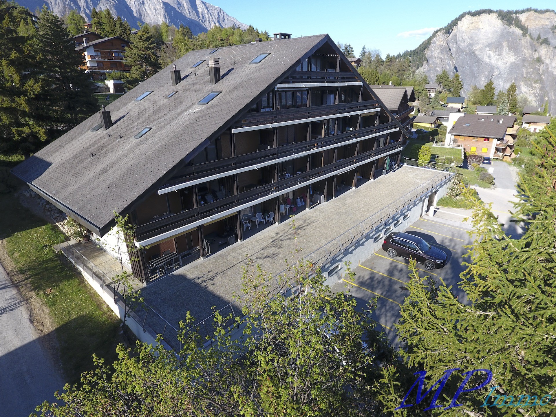 Alpines Wohngebäude mit großer Dachfläche und Balkonfront