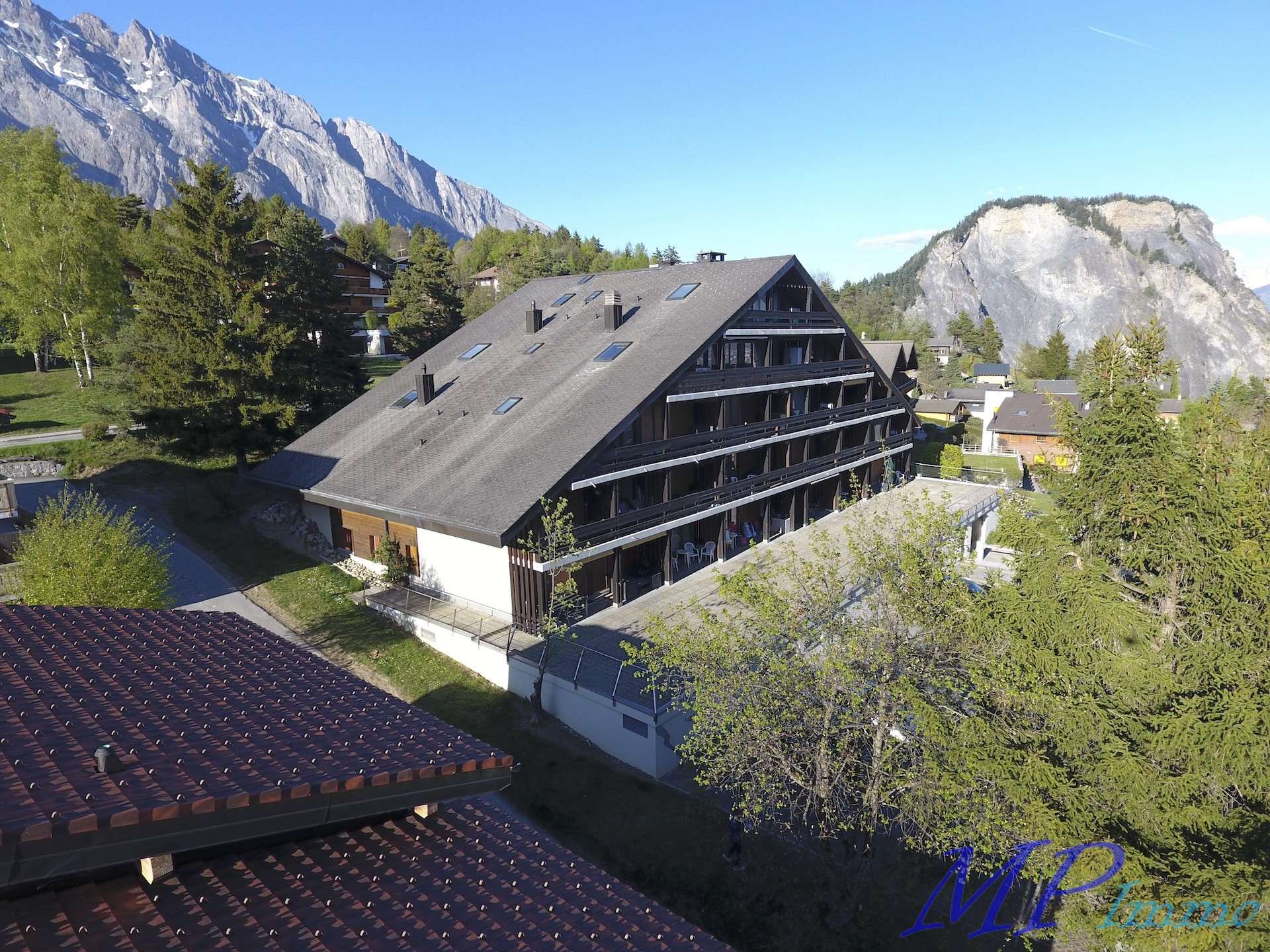 Alpines Wohnhaus mit Bergpanorama