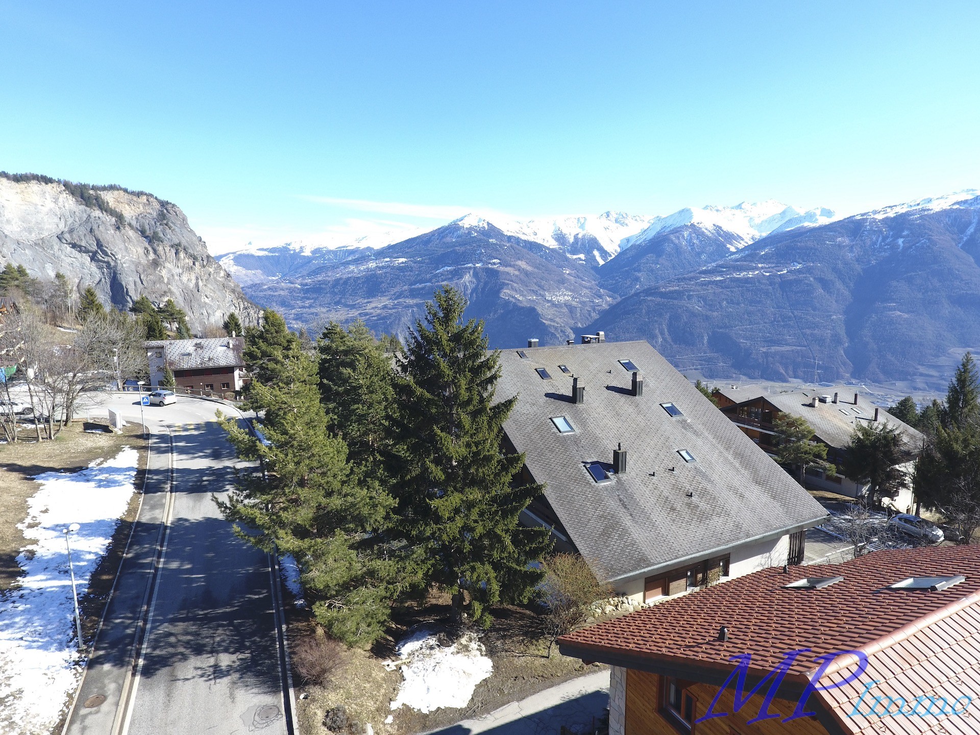 Alpines Wohngebiet mit Bergpanorama