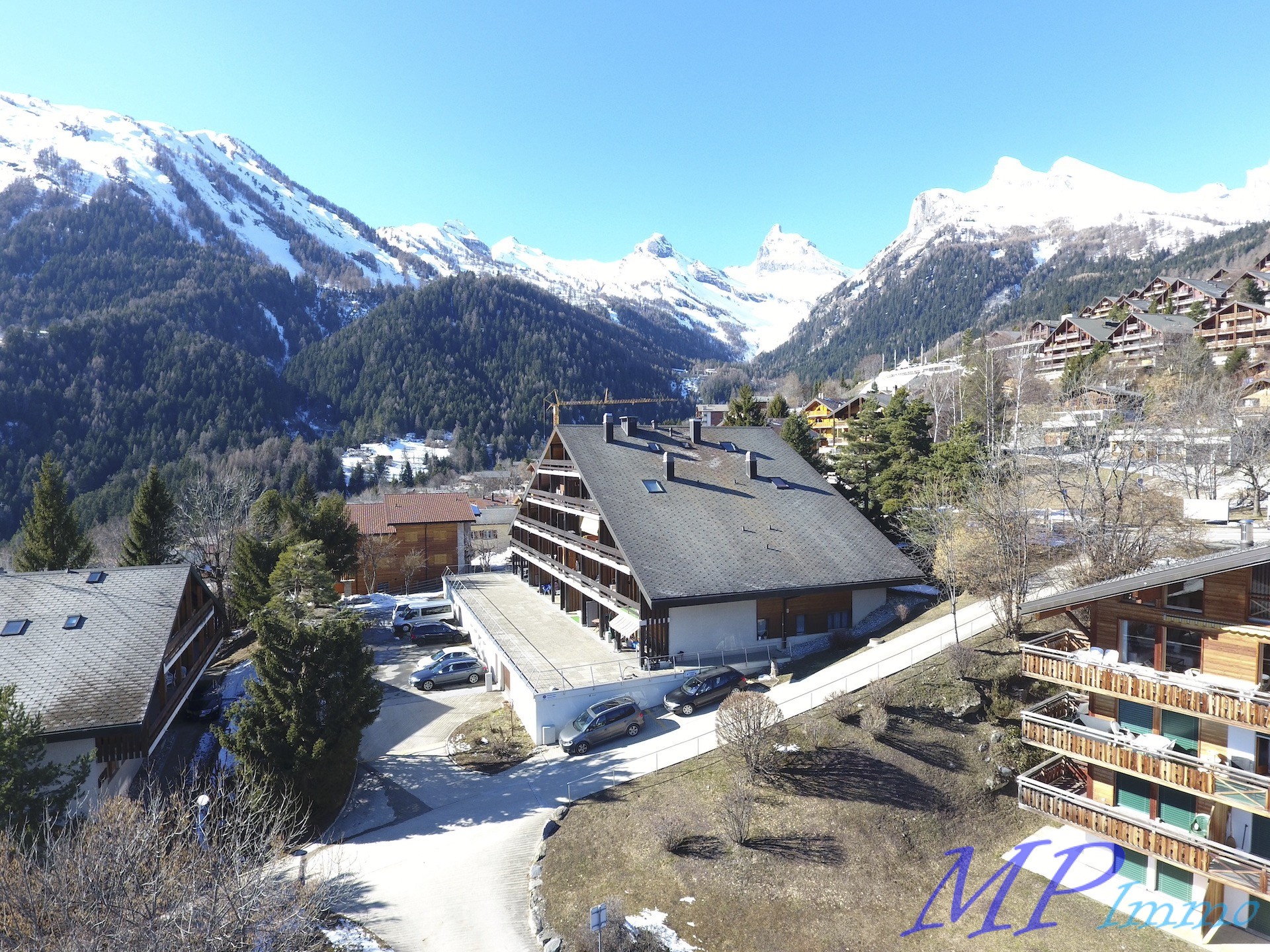 Alpenresort mit Bergpanorama