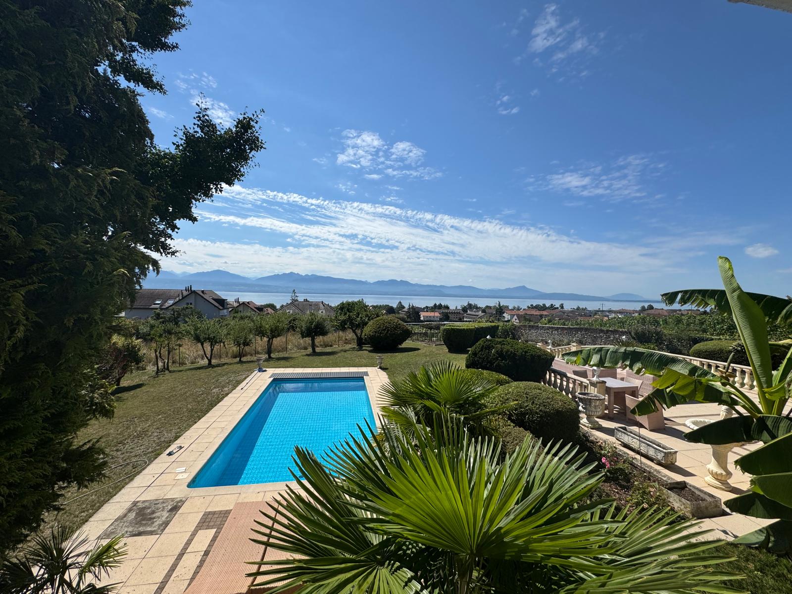 Garten mit Pool und Seeblick