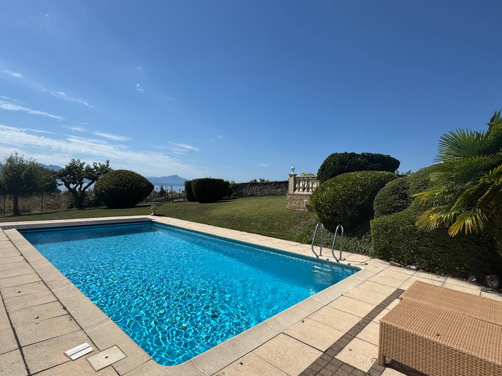 Außenbereich mit Pool und Meerblick