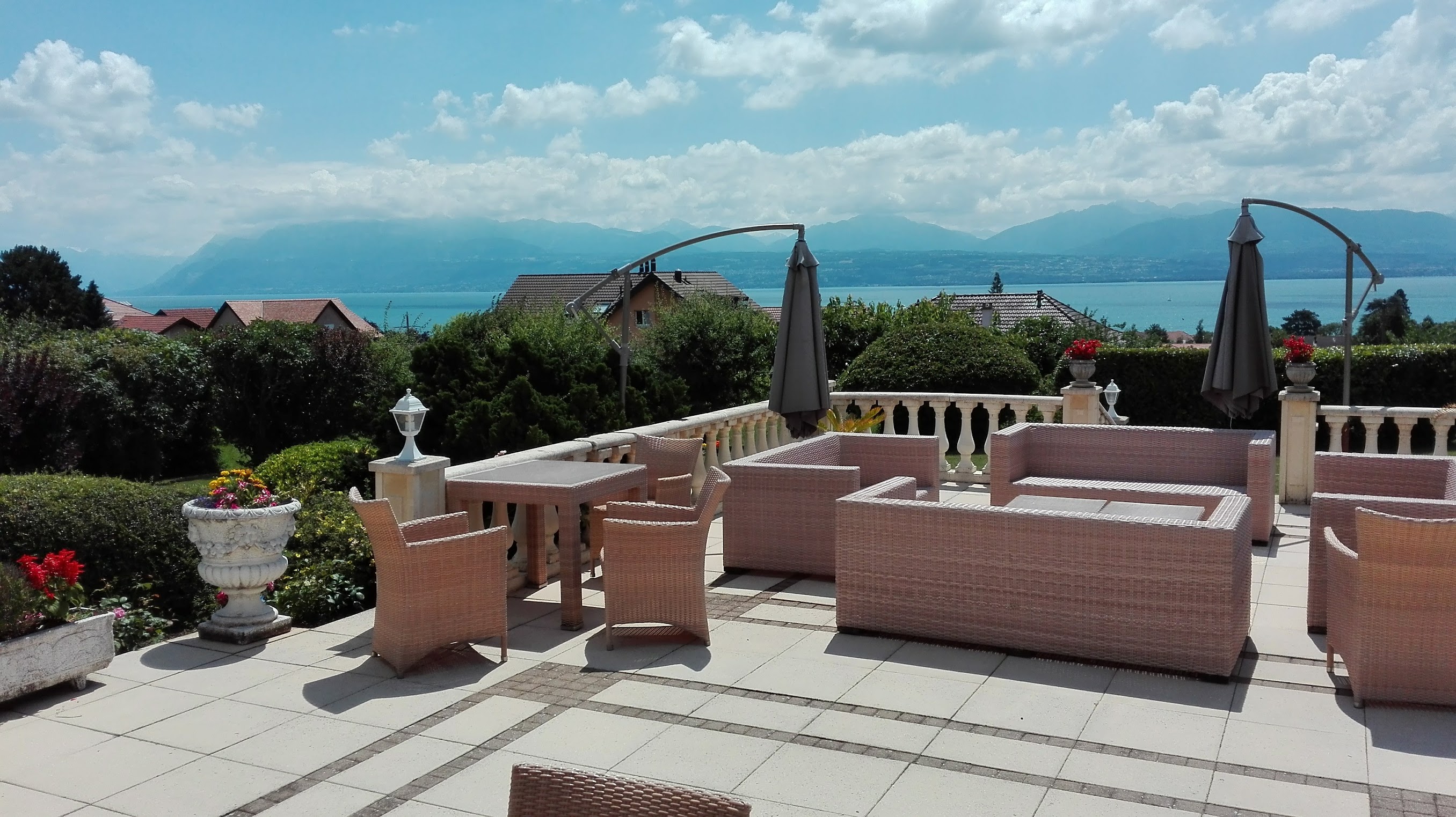 Luxuriöse Terrasse mit Seeblick