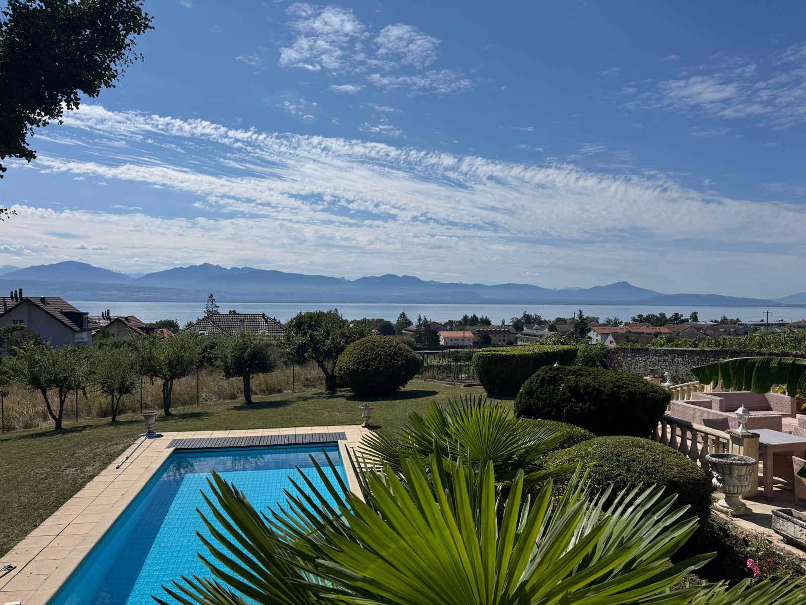 Außenansicht mit Pool und Seeblick