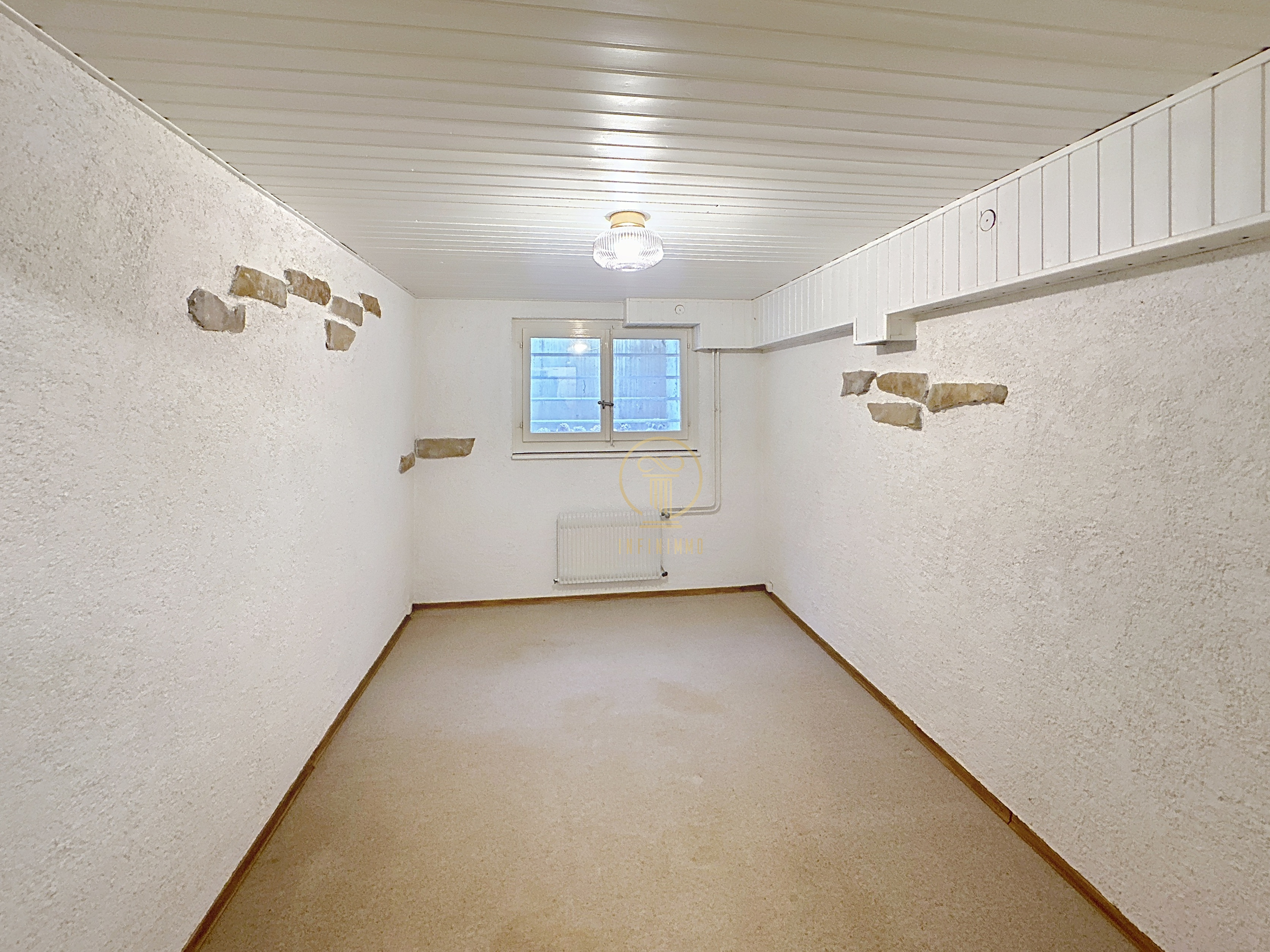 Kleiner leerer Kellerraum