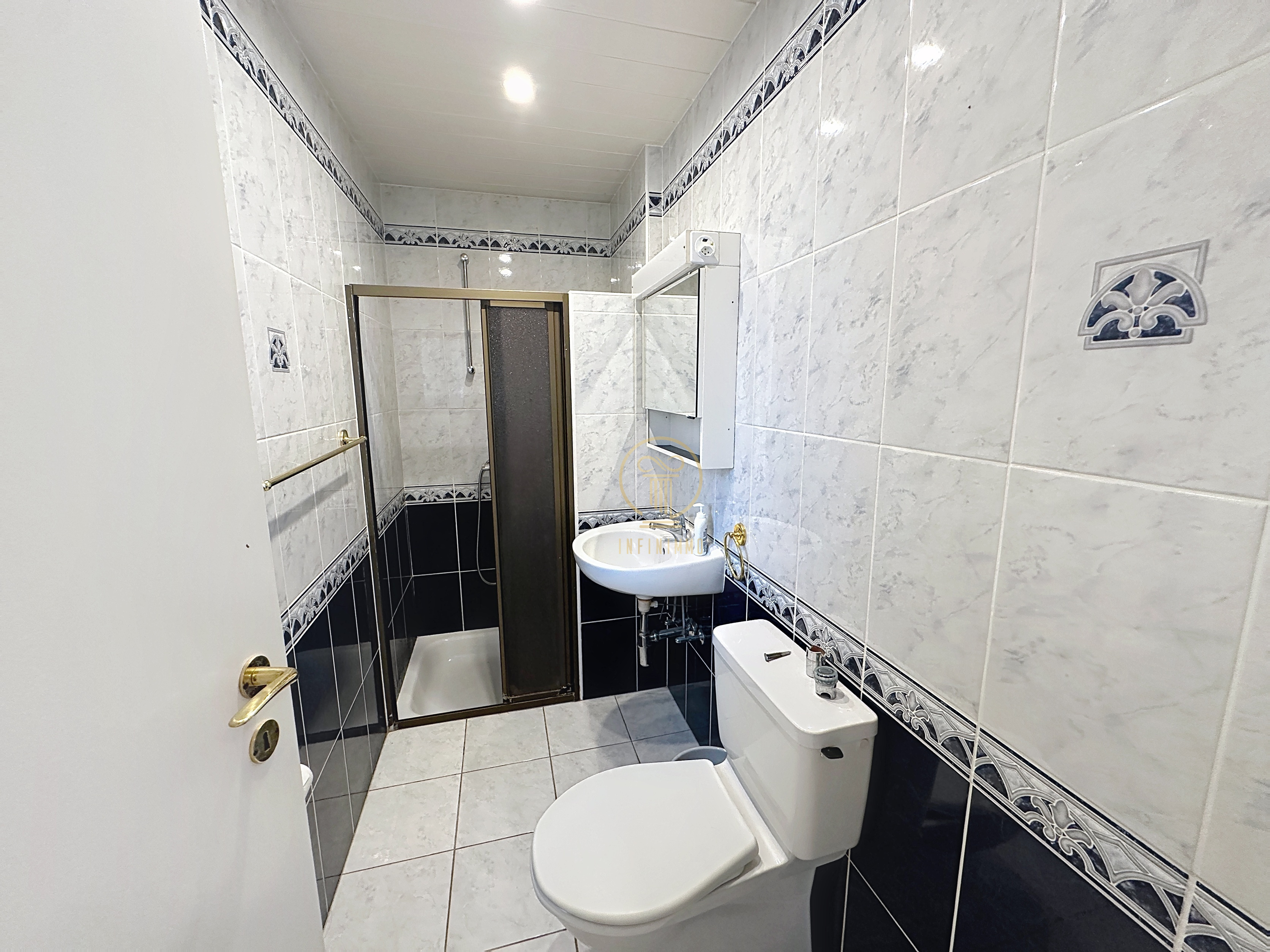 Kleines Badezimmer mit Dusche und WC