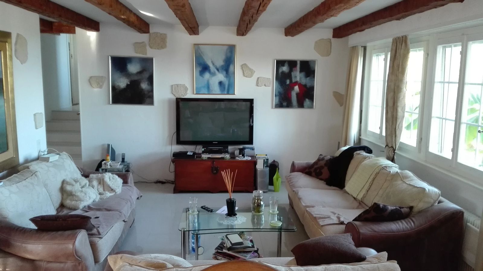Gemütliches Wohnzimmer mit freiliegenden Holzbalken