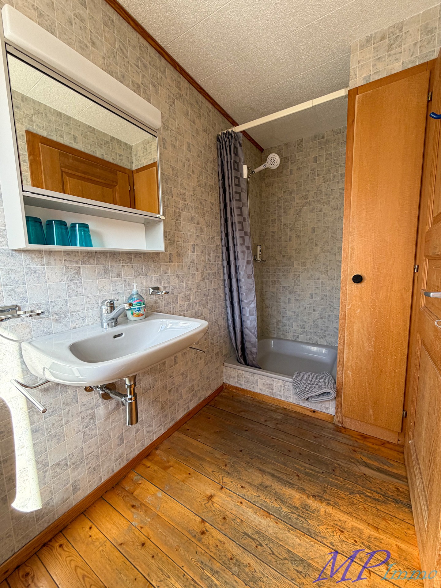 Kleines Badezimmer mit Badewanne und Waschbecken