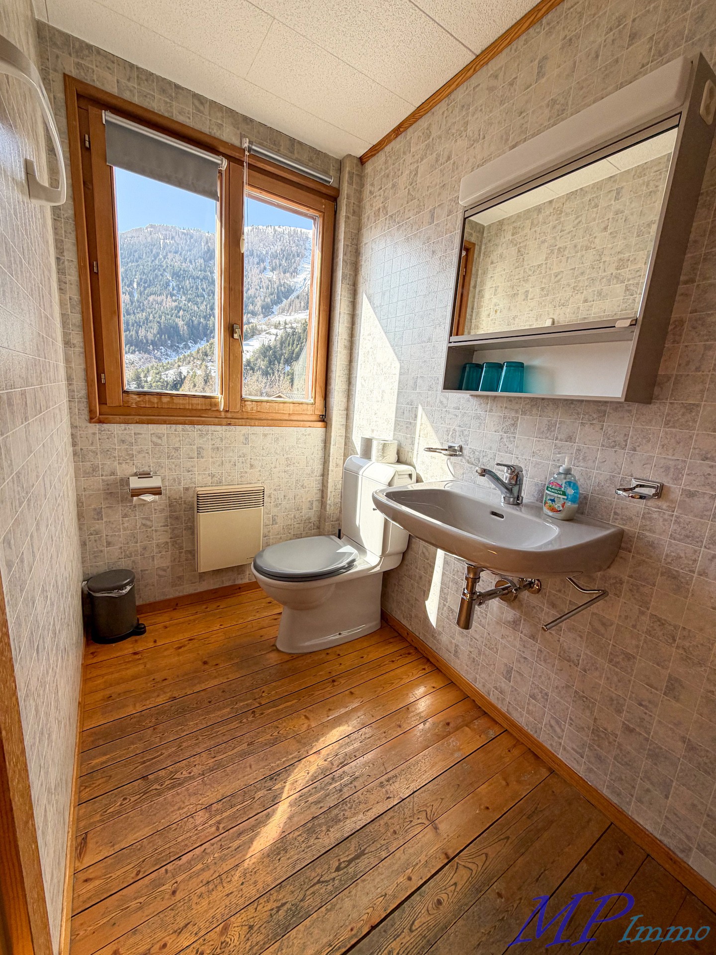 Badezimmer mit Bergblick