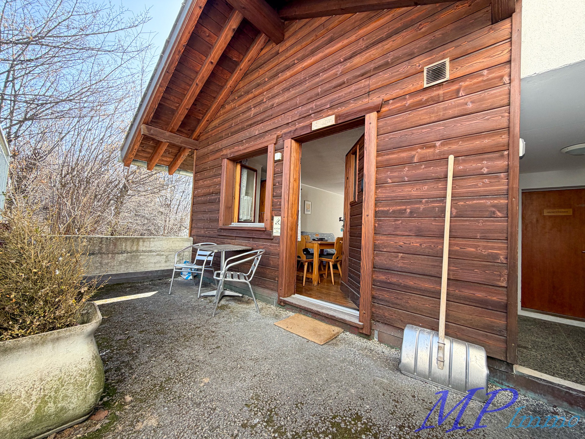 Holzfassade mit Terrassenbereich