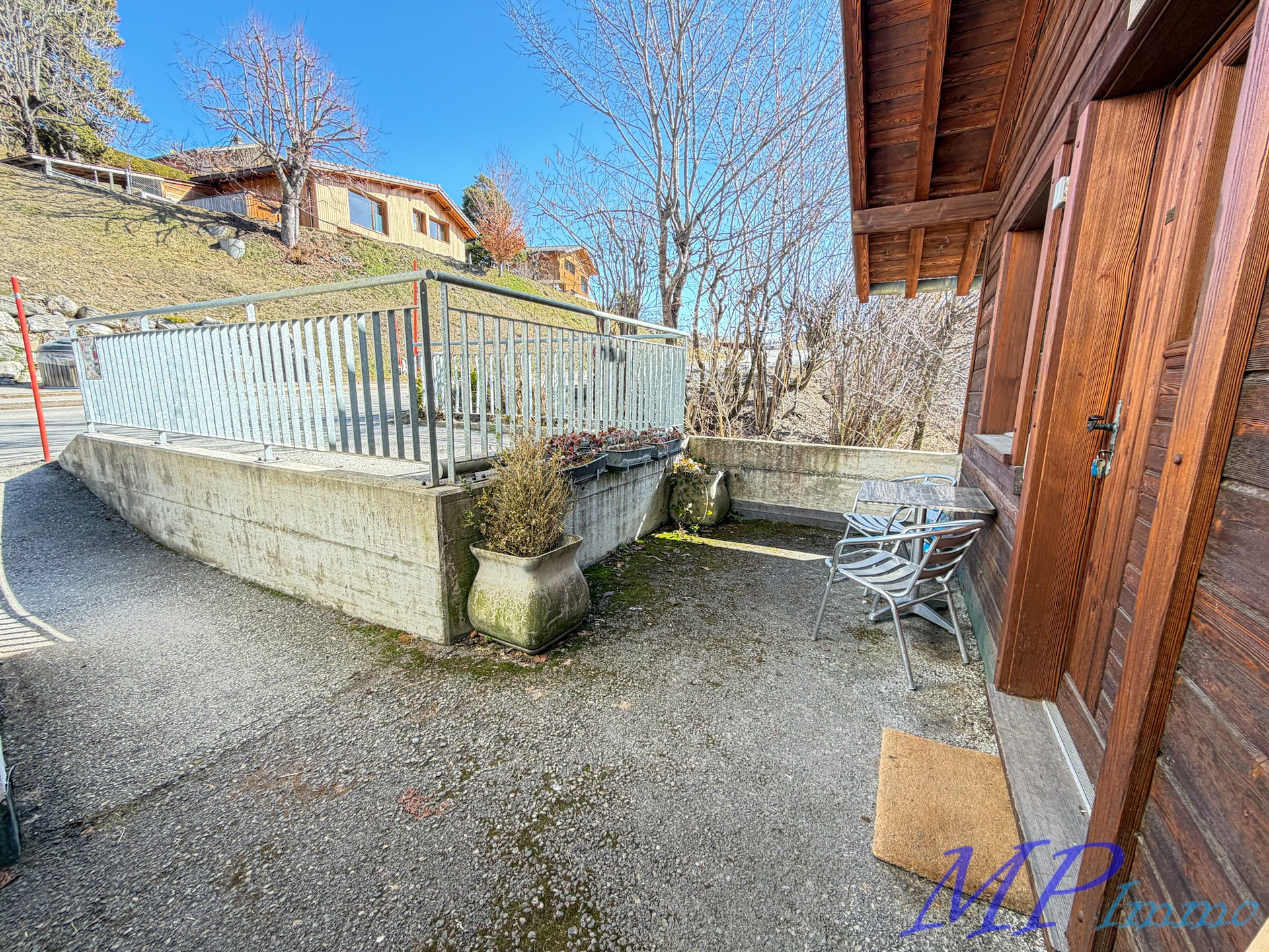 Außenbereich mit Terrasse und Holzfassade