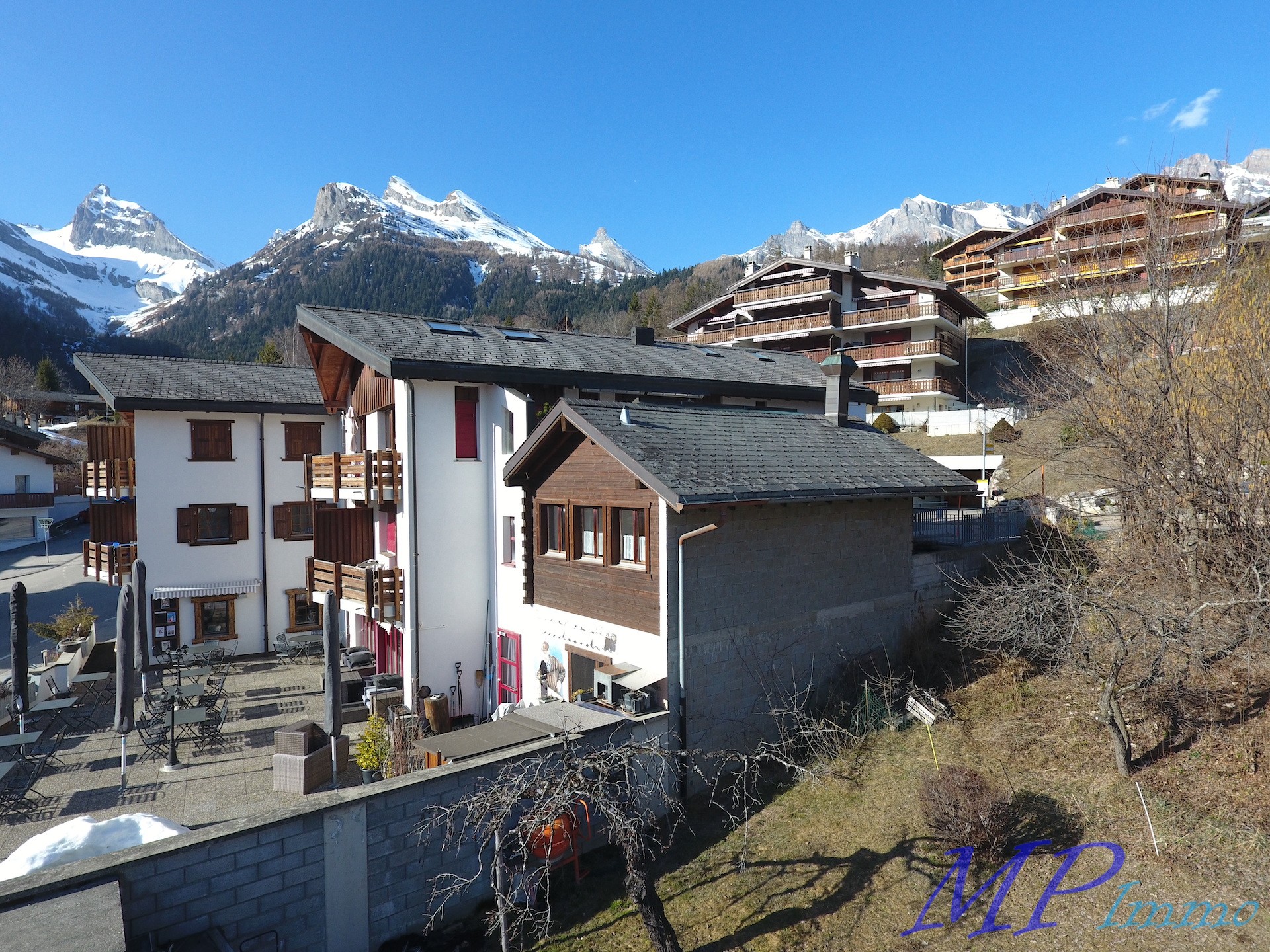 Alpenresort mit Chalet-Charakter und Bergblick
