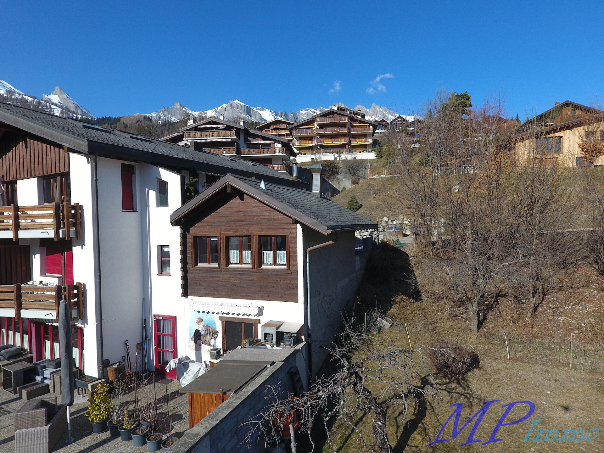 Alpine Wohnhaus mit Bergblick
