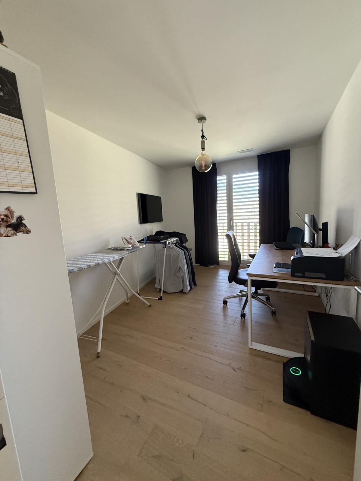 Arbeitszimmer mit Schreibtisch und Fensterfront