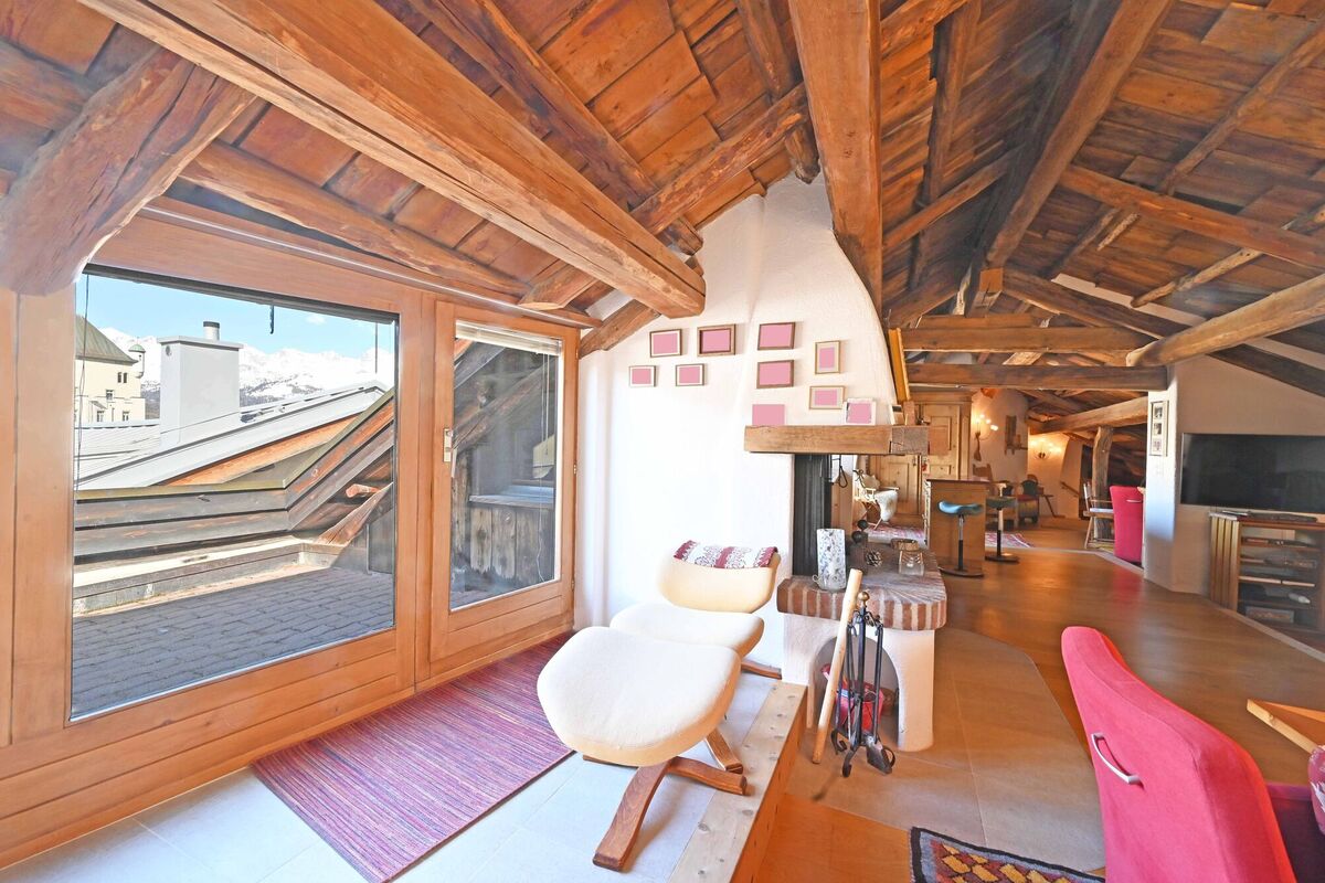 Gemütliches Dachgeschoss-Wohnzimmer mit Holzbalken