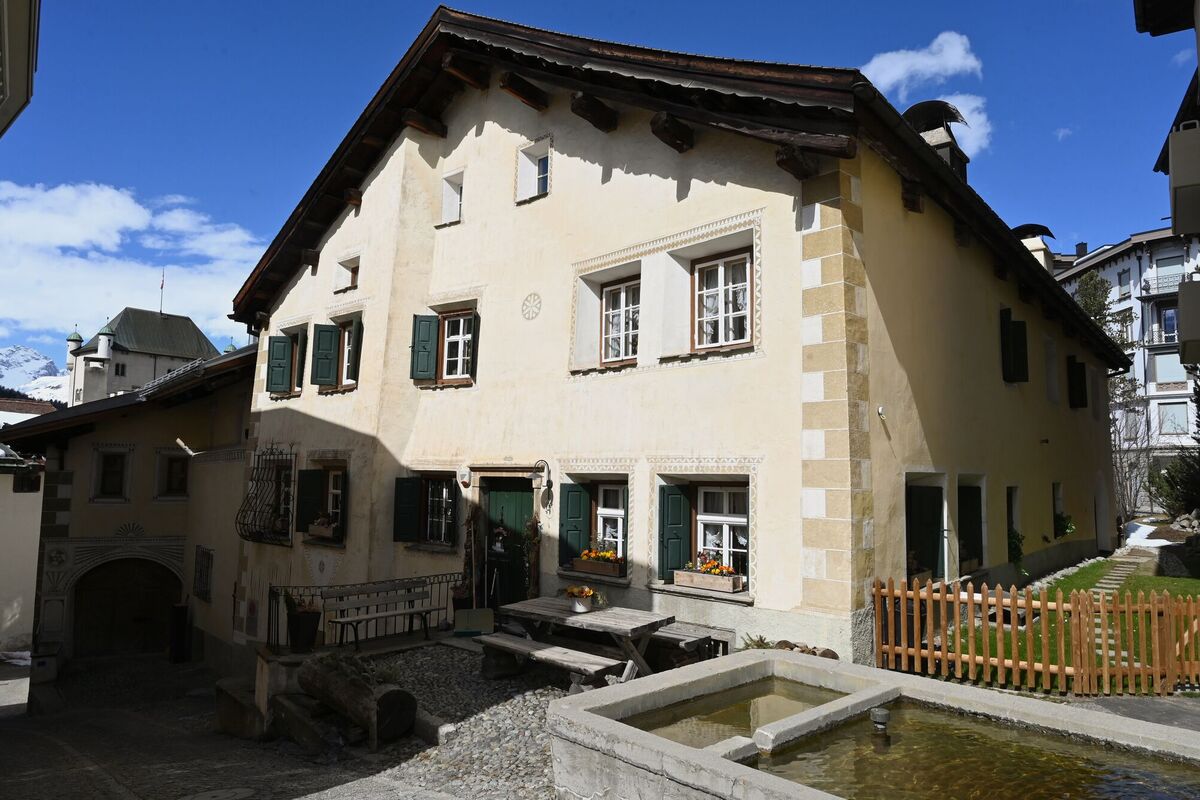 Historisches Haus mit Innenhof und Brunnen