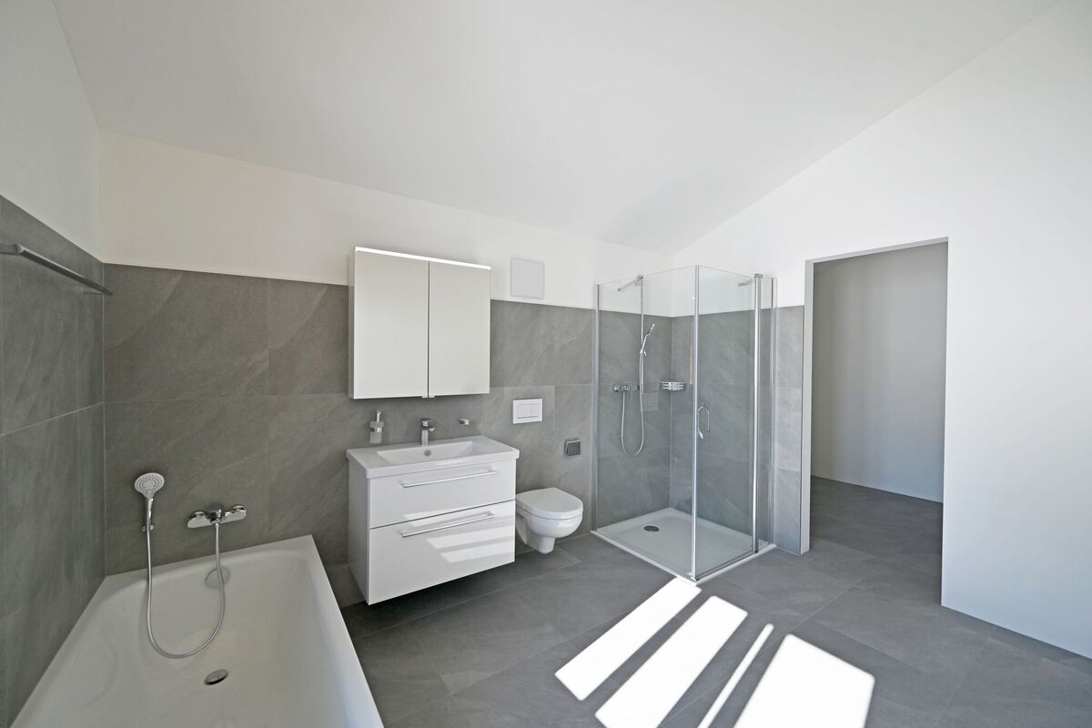 Ruhig gelegene 4.5-Zimmer-Dachwohnung mit Panoramablick für Ortsansässige – Brail