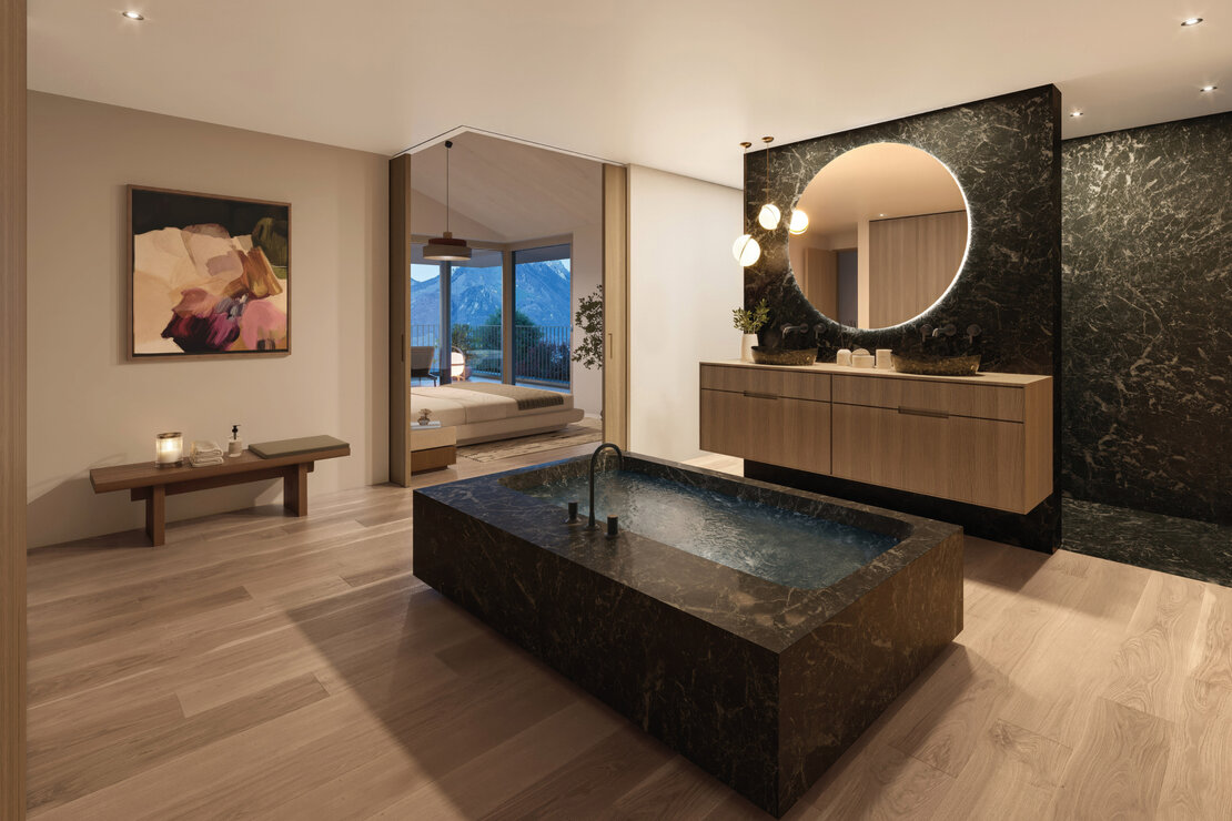 Luxuriöses Badezimmer mit freistehender Wanne und Naturstein-Optik