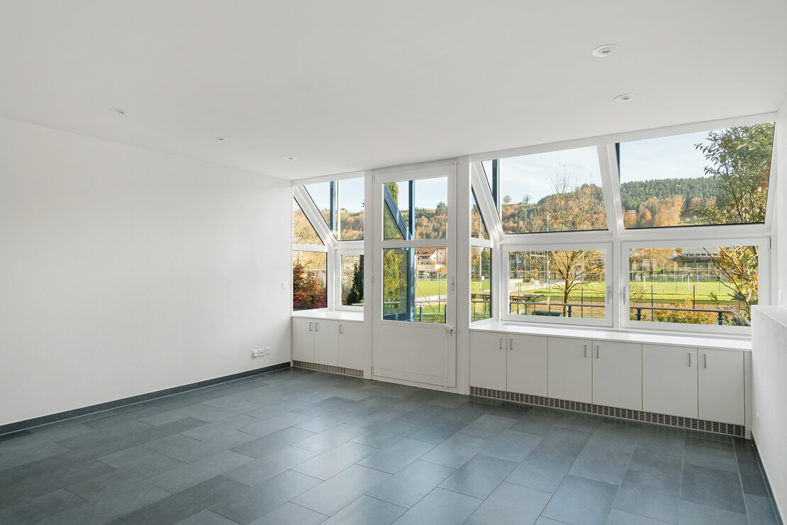 Heller leerer Raum mit großen Fensterflächen