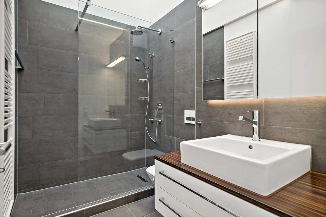 Modernes Badezimmer mit begehbarer Dusche und Waschtisch