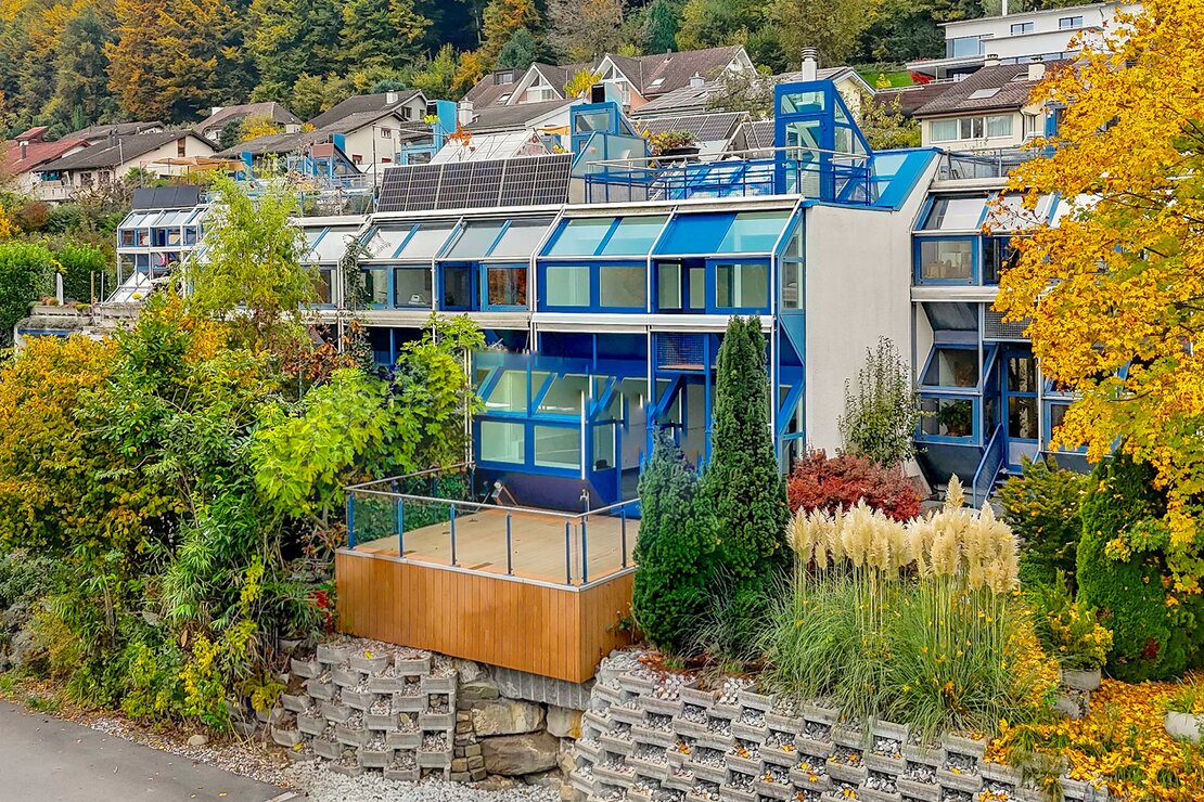 Moderne Wohnanlage mit blauen Glasfassaden