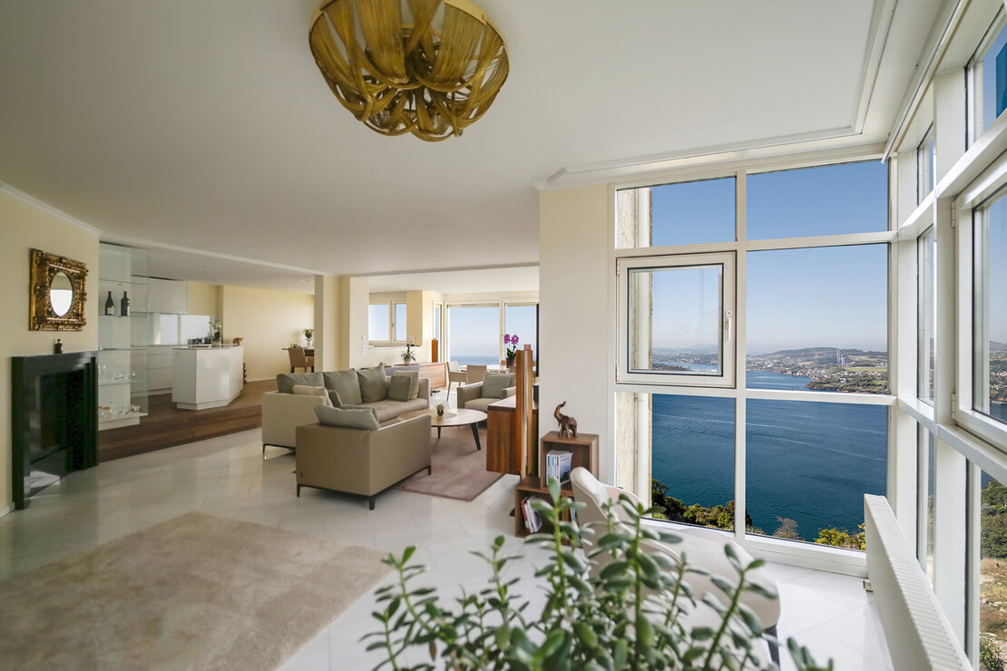 Helles Wohnzimmer mit Panoramablick aufs Wasser
