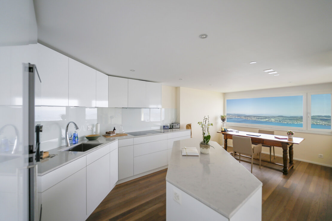 Moderne Küche mit Meerblick